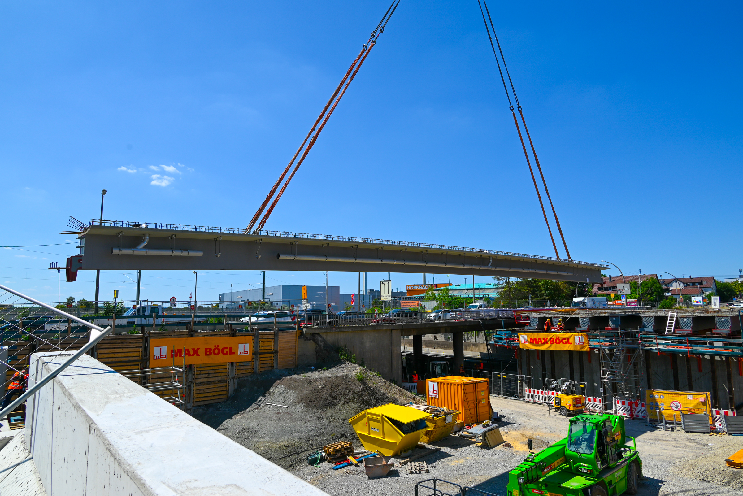 Präzisionsarbeit ist beim Einsetzen der 50 Tonnen schweren  Verbundträger aus Stahl und Beton gefragt. Bild: Nüßle