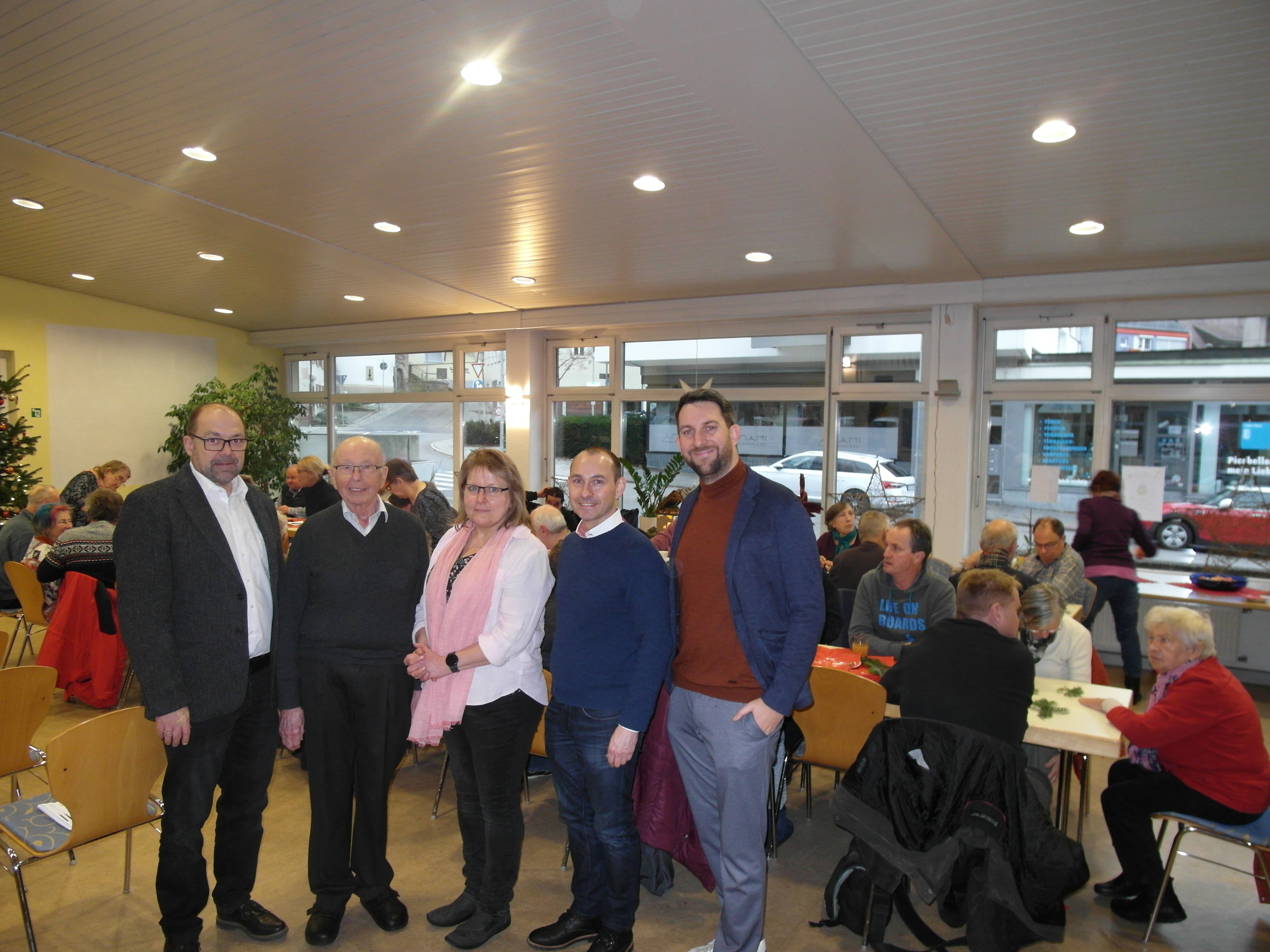An Heiligabend im Böbliner Arbeiterzentrum (von links): Andreas Hiller, Paul Schobel, Silvia Rölle, Dr.
Stefan Belz und Marian Schirmer.   Bild: Staber
