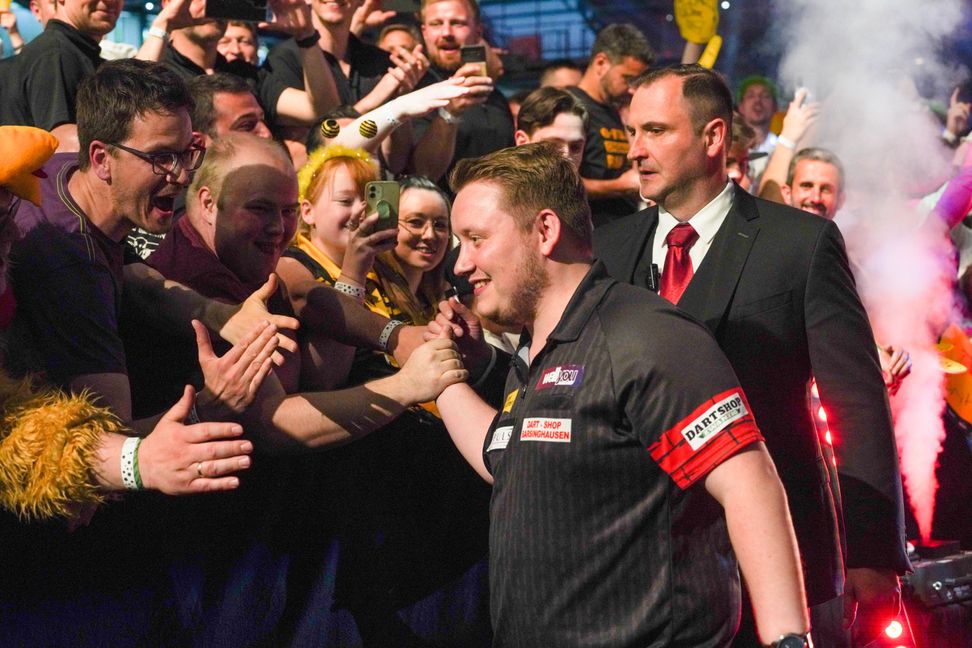 Die Menge feiert Martin Schindler. Der Strausberger wirft in Gerwyn Price sogar den Top-Favoriten aus dem Turnier. Bild: Dettenmeyer