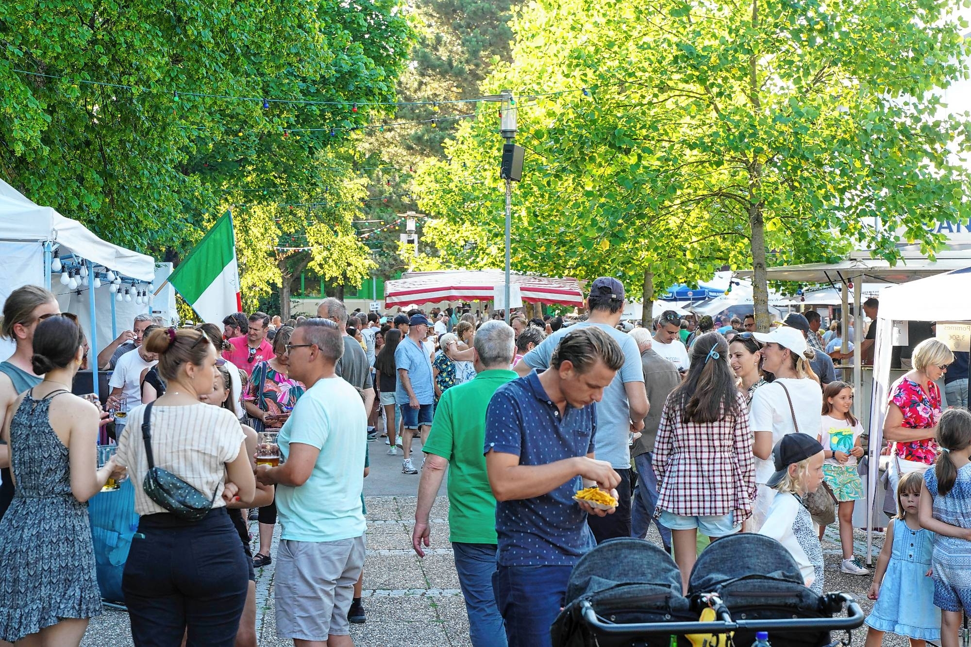 Zum zweiten Mal fand das Fest rund um die Schönaicher Gemeindehalle statt. Bild: Dettenmeyer