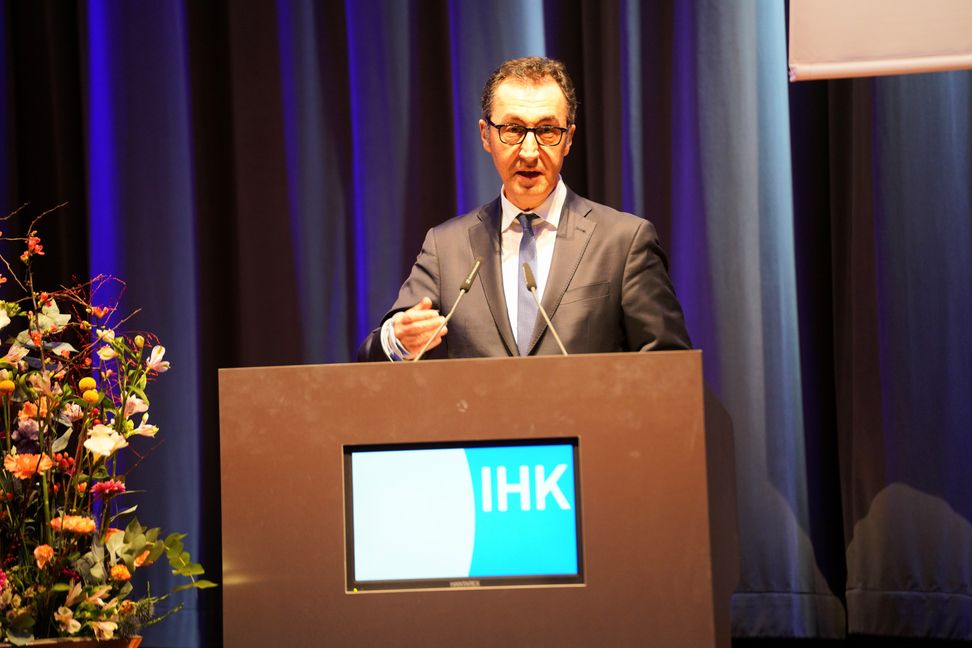 Landwirtschaftsminister Cem Özdemir am Rednerpult in der Kongresshalle. Bild: Dettenmeyer