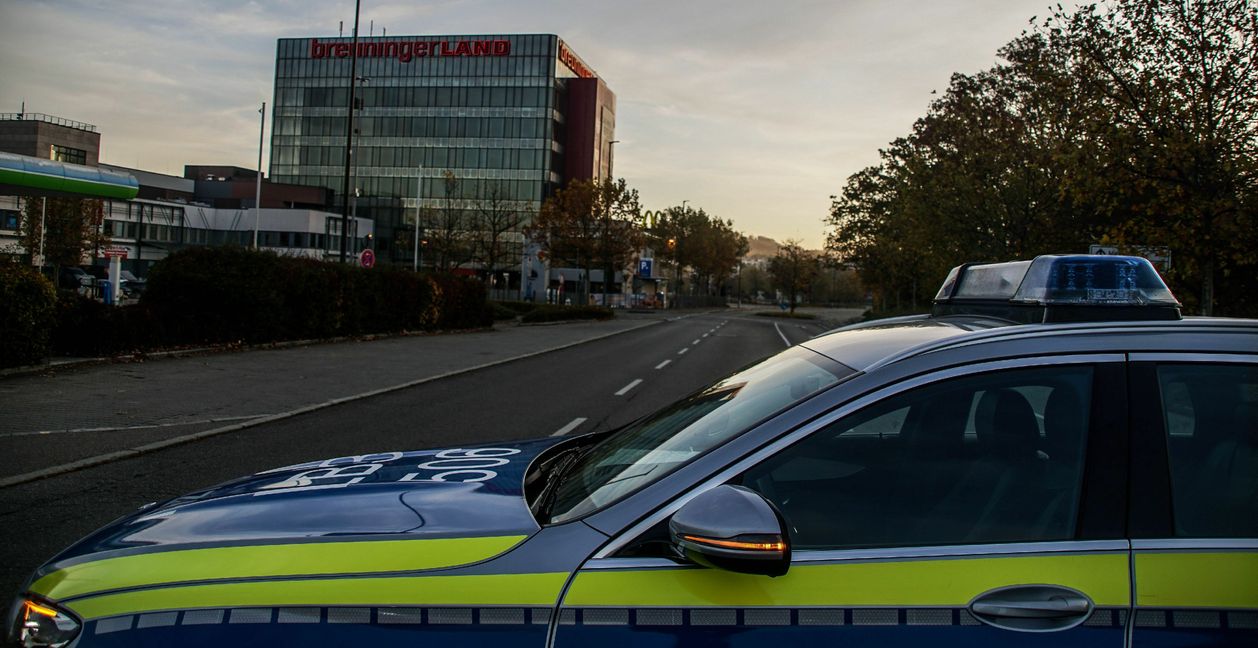 Die Polizei riegelte das Gelände rund um das Breuningerland ab. Bild: Dettenmeyer/A