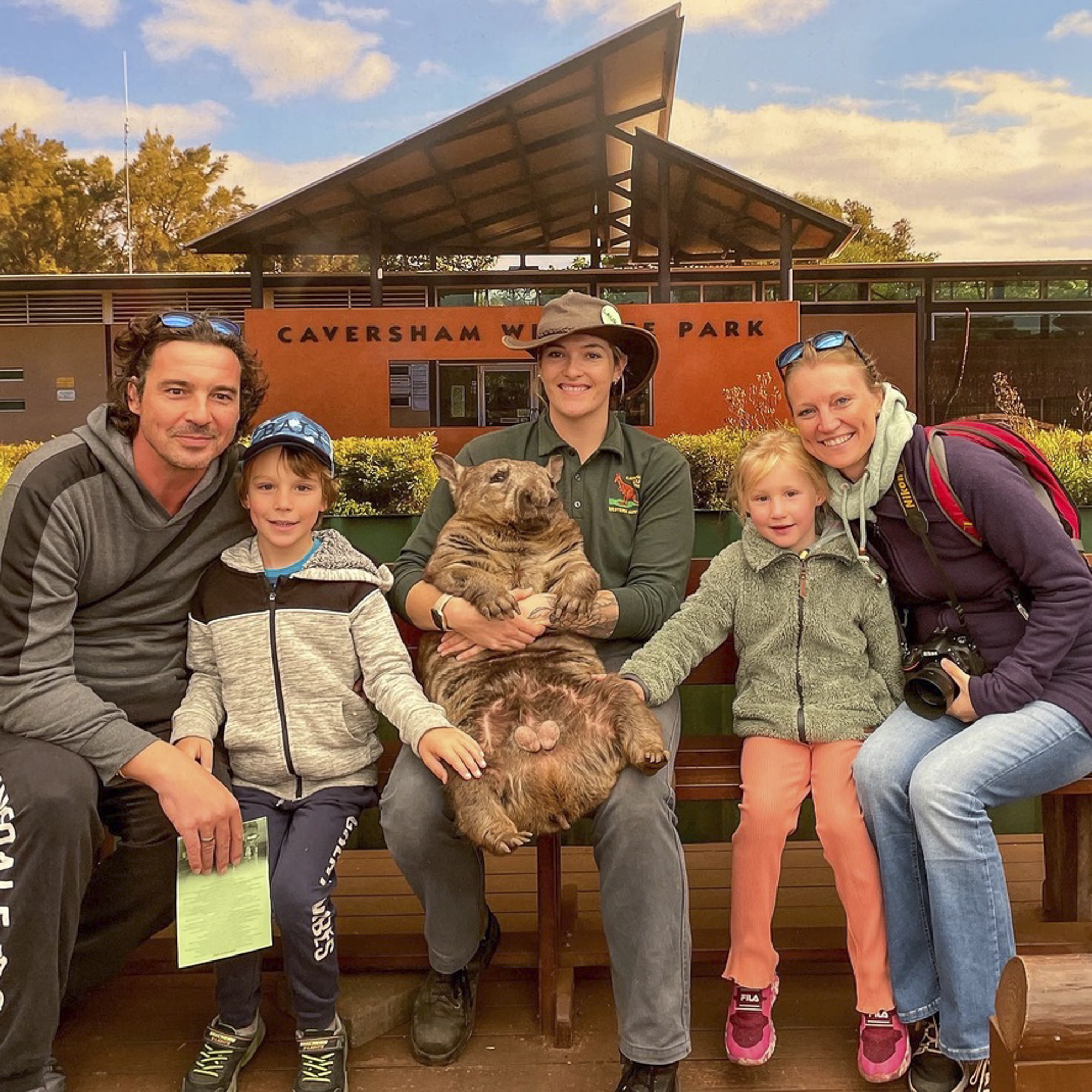 Andreas und Tina Habl mit Elli und Levin: Kuscheln mit einem Wombat in Australien. Bild: z