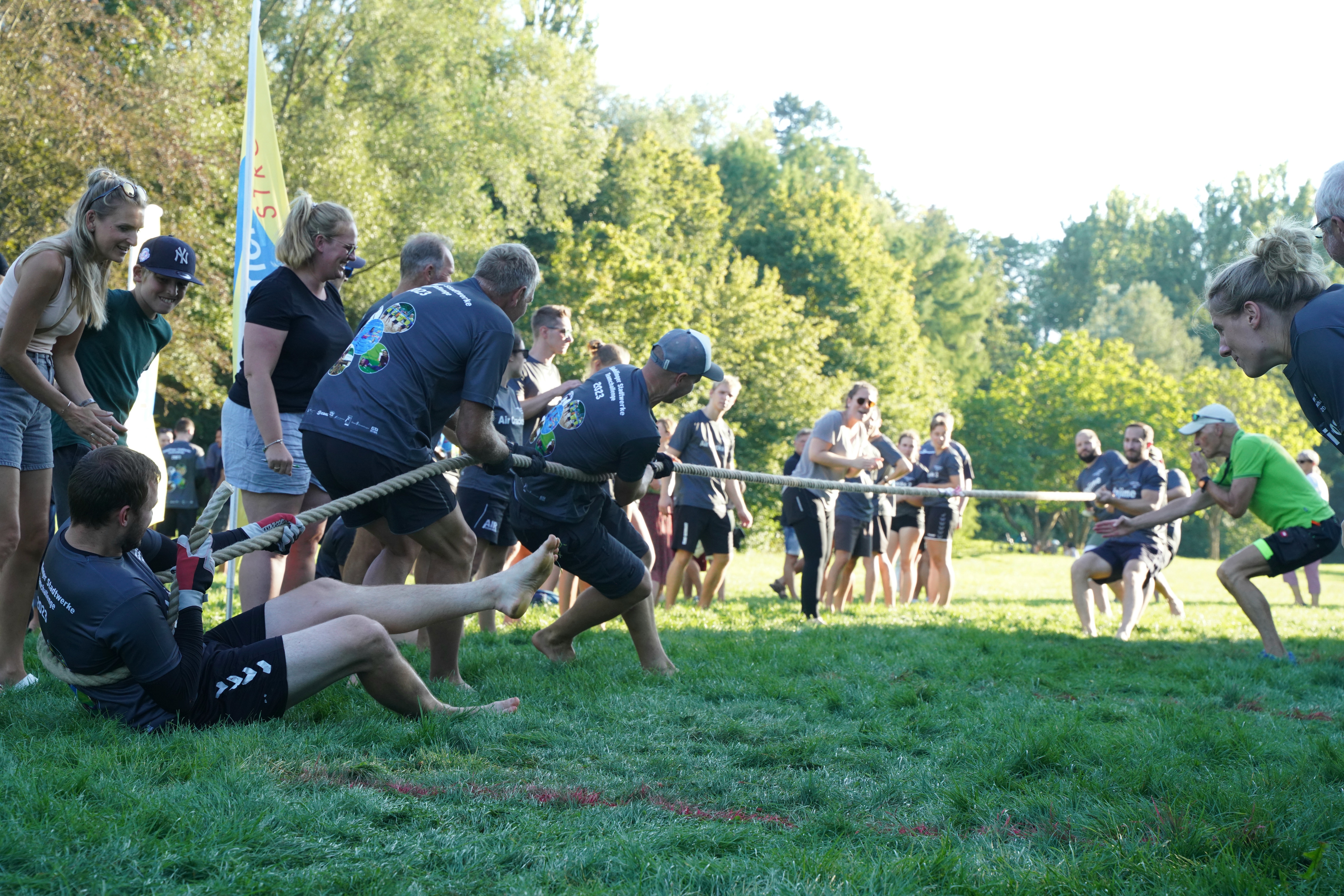 Beim Tauziehen der Stadtwerke-Teamchallenge in Sindelfingen strotzen die Energieversorger vor Kraft.       Bild: Dettenmayer