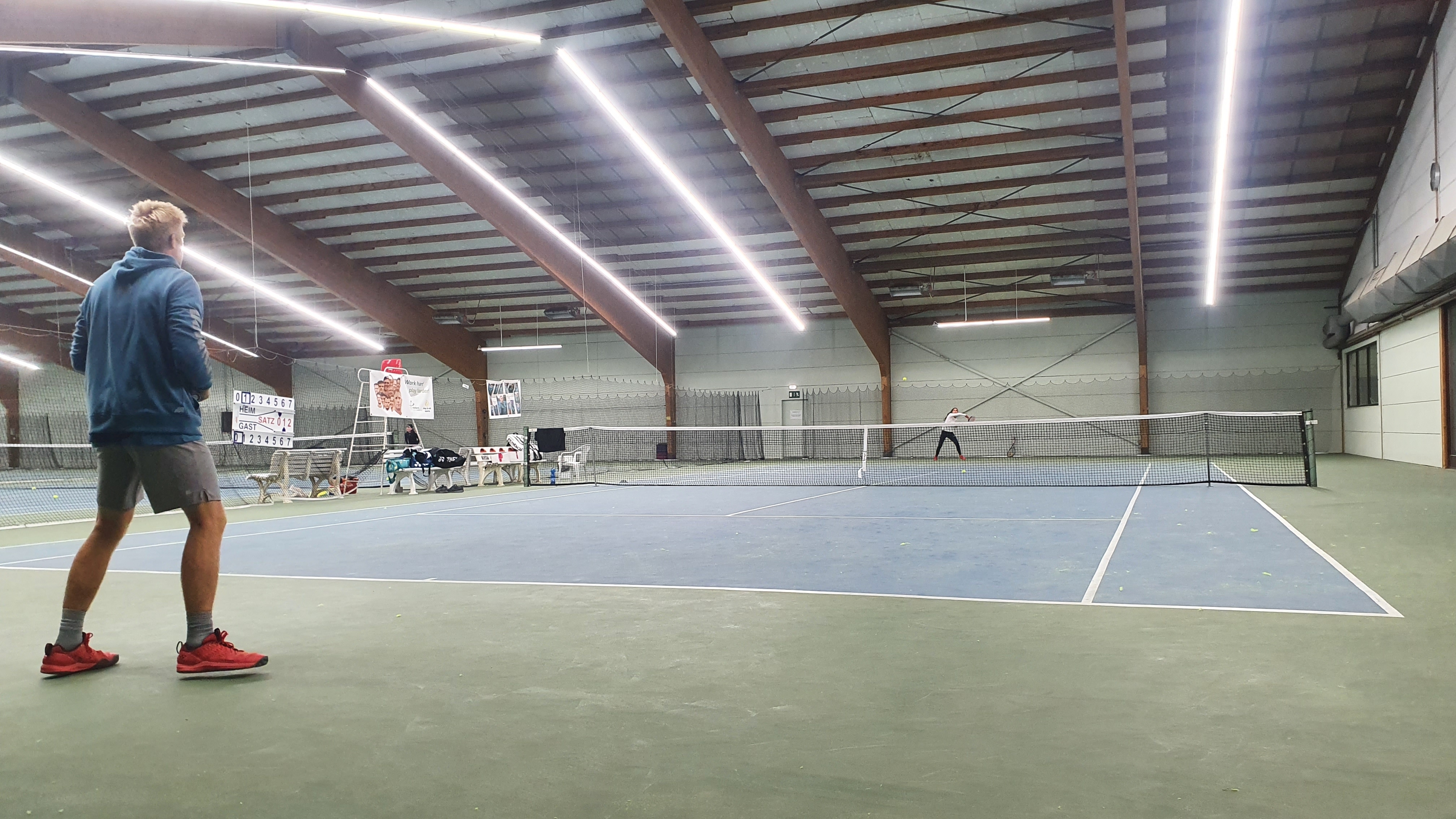 Die Sportvereine sind in Sachen Energiesparen längst aktiv und kreativ. Die neue  LED-Beleuchtung halbiert den Verbrauch  in der Sindelfinger Tennishalle.      Bild: Wegner/A