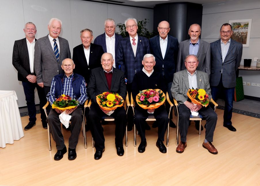 Vizepräsident Andreas Bonhage, Anton Schuldhaus (60 Jahre Mitglied), Heinz Dingler (60), Werner Hildenbrand (60), Willi Dietz (75), Dieter Gauger (60), Dieter Wylezich (60), VfL-Präsident Dr. Heinrich Reidelbach (hinten von links), Wilhelm Kuom (70), Peter Körner (70), Heinz Feger (70), Rolf Braun (70, vorne von links). Bild: Photostampe