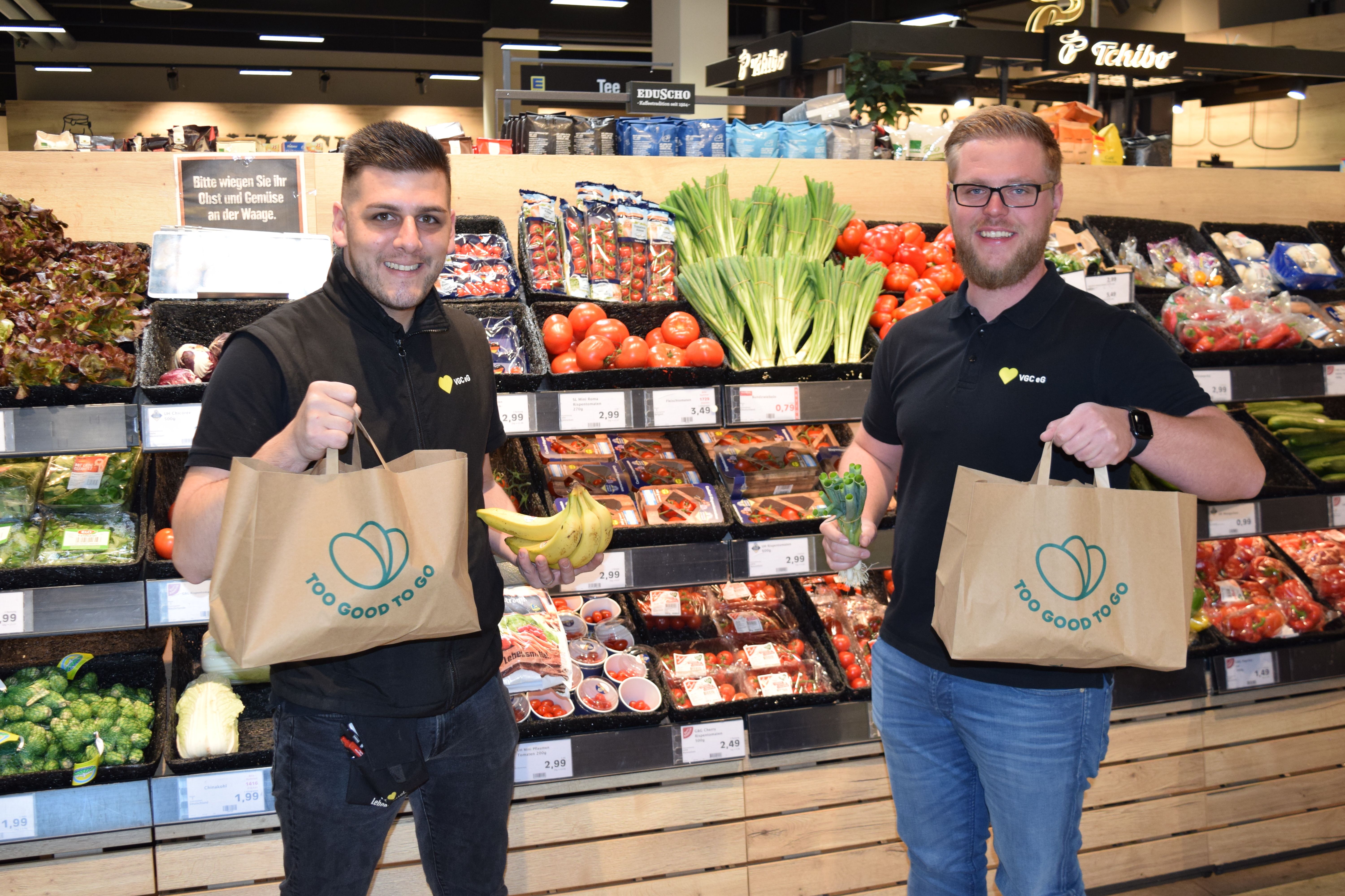 Lebensmittelrettung bei Edeka in Darmsheim: Stellvertretender Filialleiter Sercan Özcelik (links) und Julius Kocheise, Vertriebsleiter Warenwirtschaft / Controlling bei der Verbrauchergenossenschaft Calw. Bild: Krauter