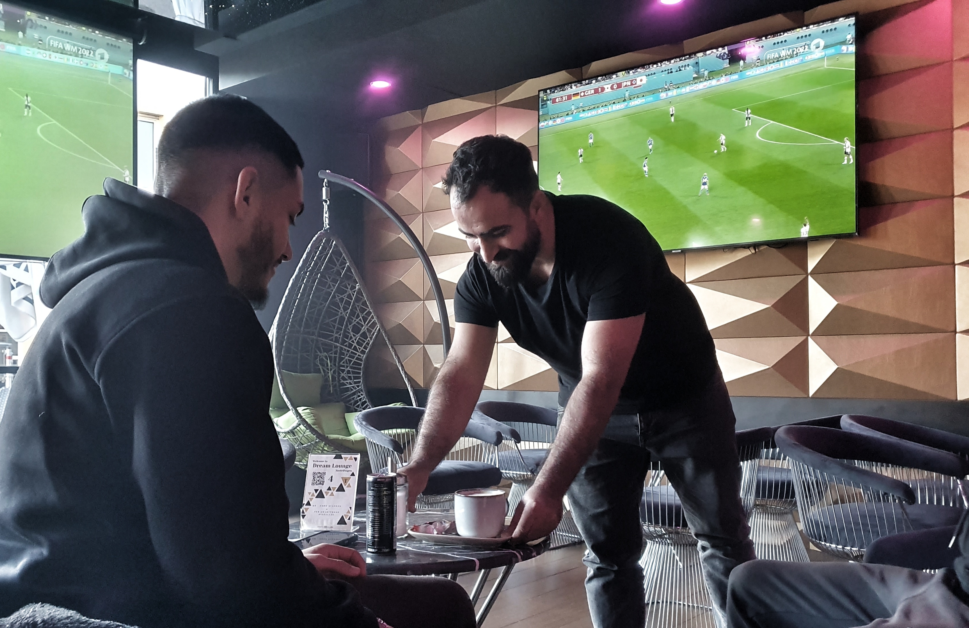 Gökhan Polat serviert in der Shisha Bar, und Deutschland tut sich schwer.    Bild: Wegner