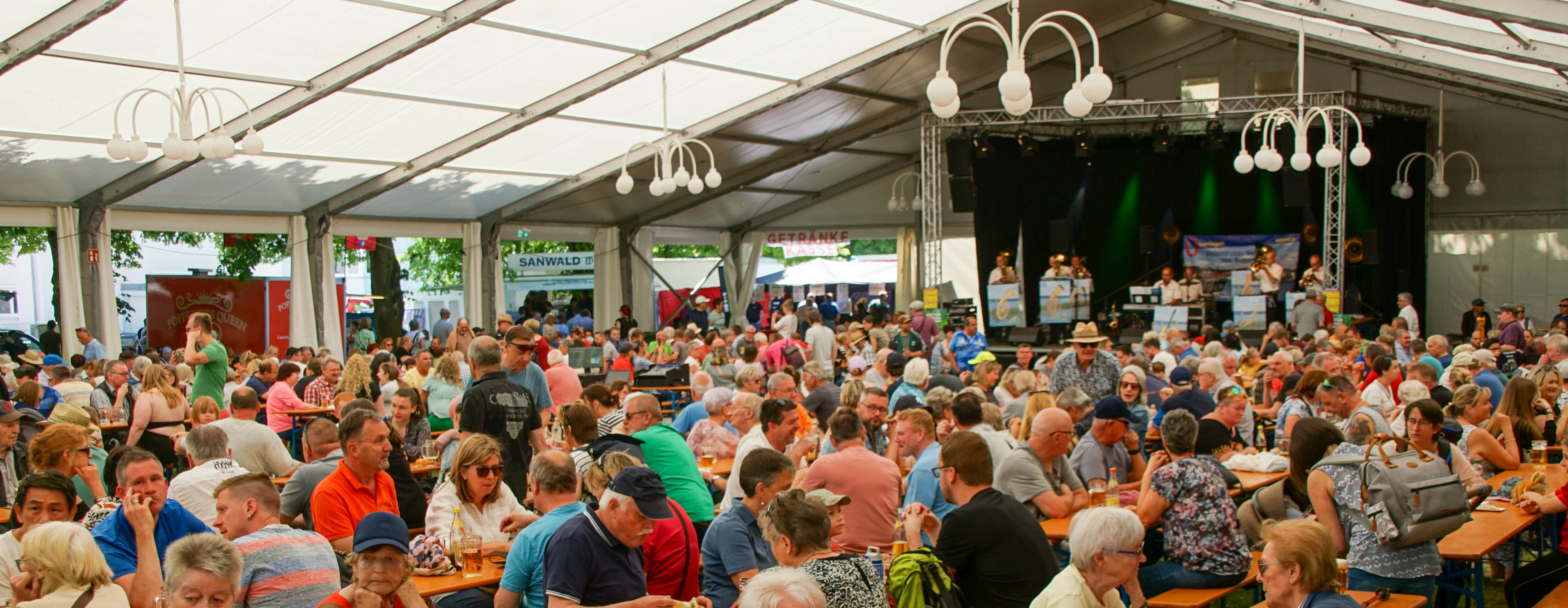 Im Festzelt war einiges los. Bild: Dettenmeyer