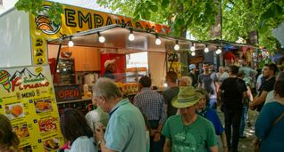 Food Trucks sorgen dieses Mal mit kulinarischen Spezialitäten für das leibliche Wohl. Bild: Dettenmeyer