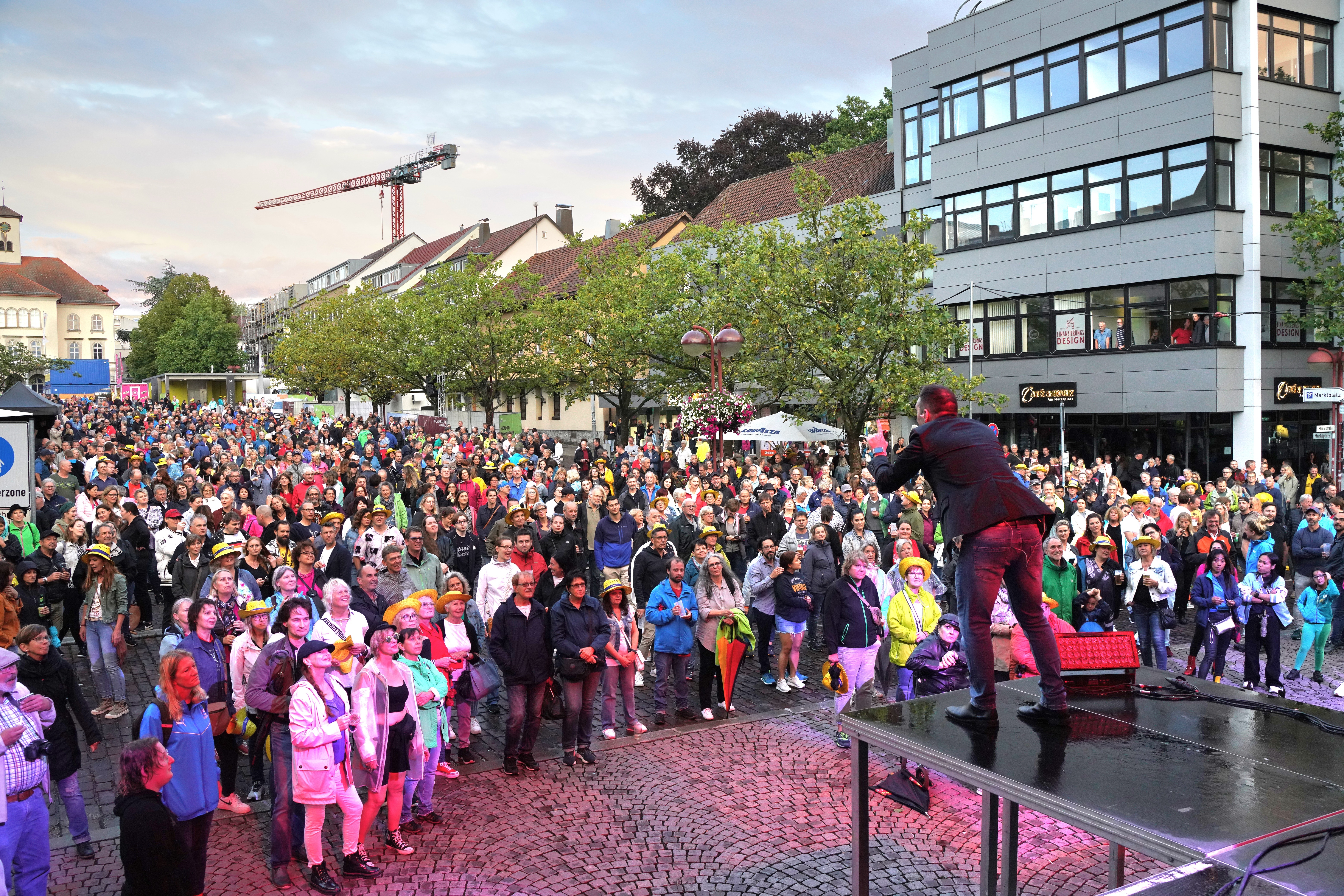 Zuerst goss es beim Auftaktkonzert bei „Sindelfingen rockt“ mit der Robbie-Williams-Tribute-Band „Feel“ wie aus Kübeln. Nach der Pause hörte der Regen auf, das Publikum kehrte in Scharen auf den Marktplatz zurück und feierte dort so wie einst bei schönstem Sommerwetter. Bild: Dettenmeyer