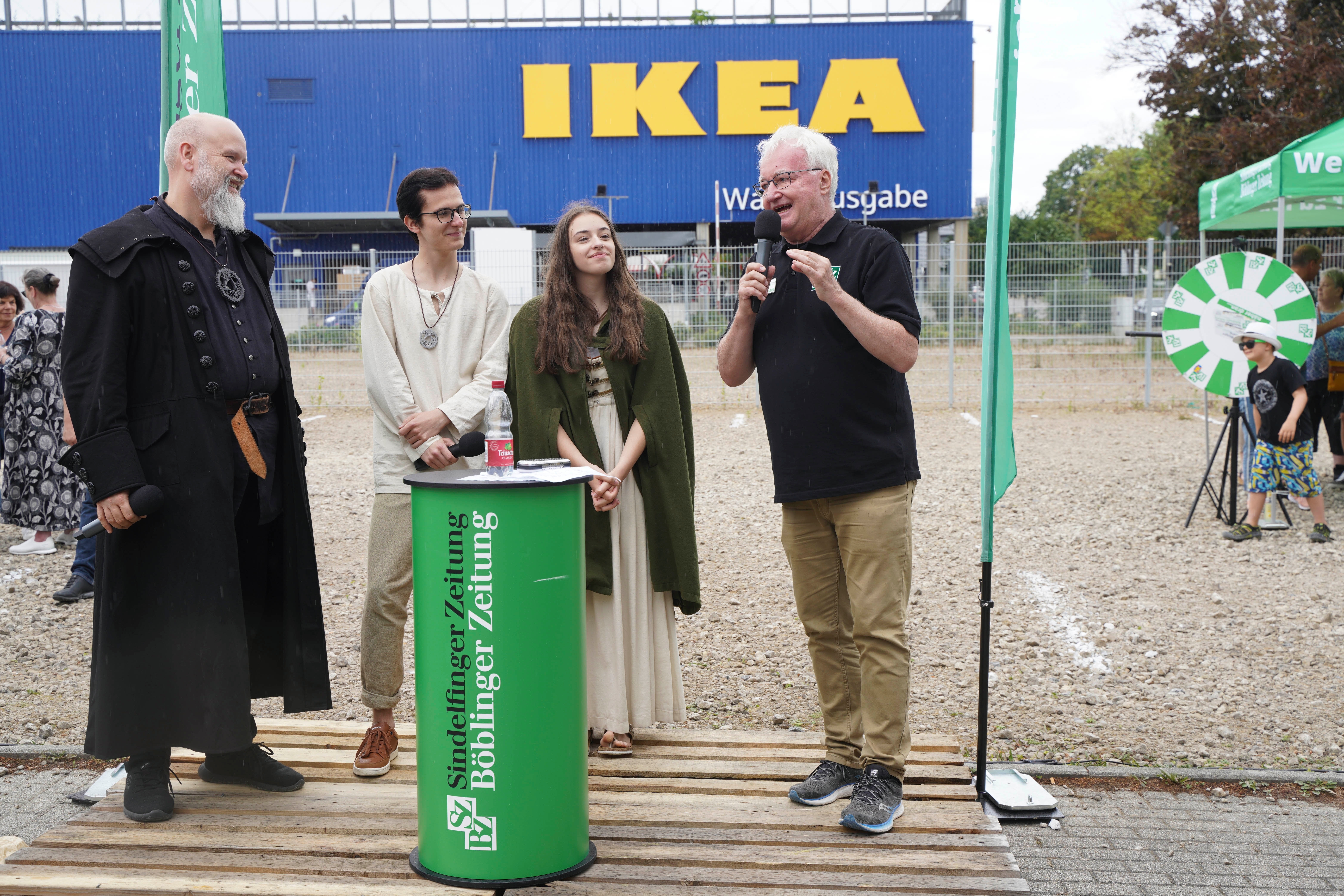 esuch von der Biennale: Ingo Sika (links), Bennet Weber und Alexa Wolf im Gespräch mit Verlagsleiter Hans-Jörg Zürn. Bilder: Dettenmeyer
