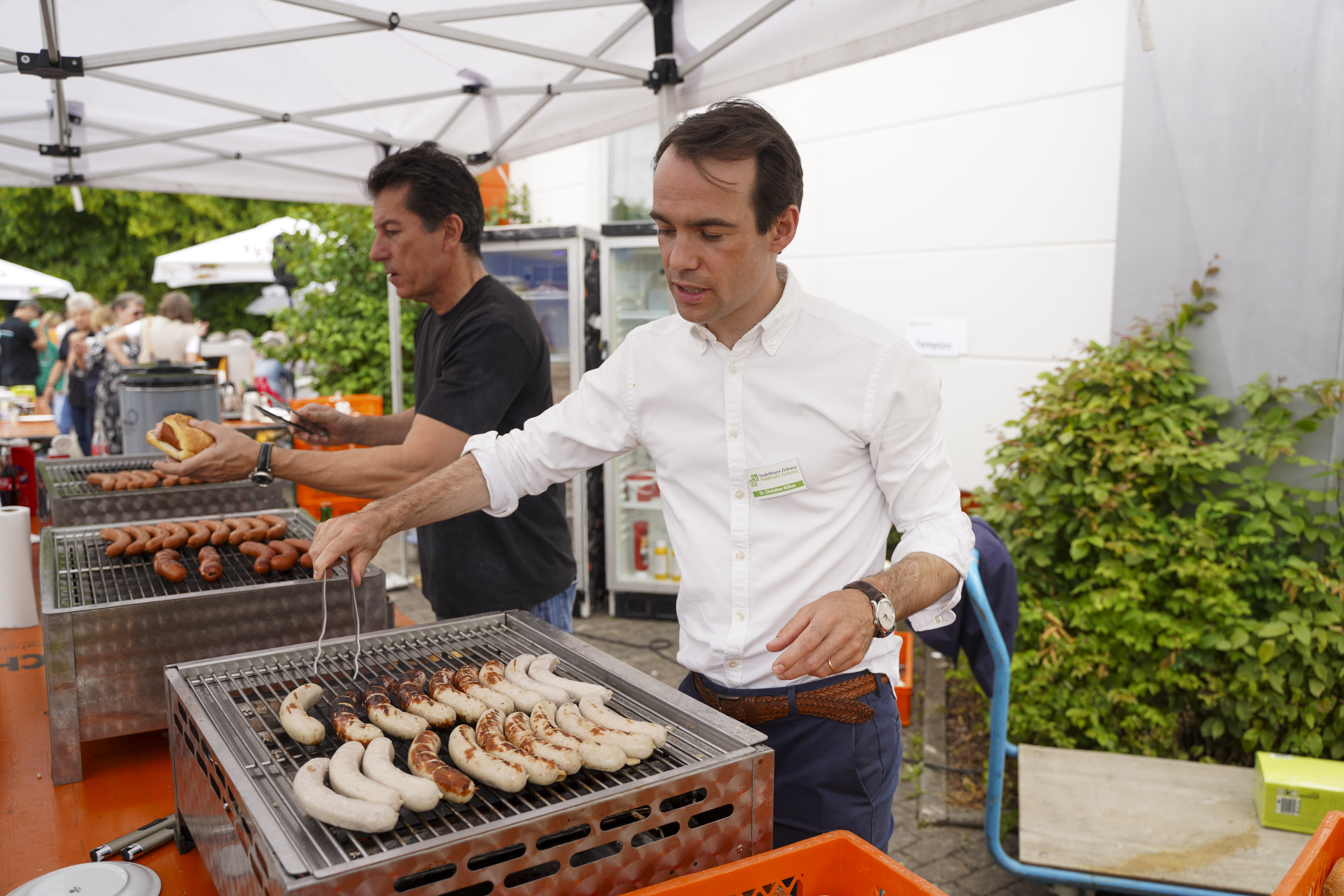 Verpföegung ist Chefsache: SZ/BZ-Verleger Dr. Christian Röhm am Grill.