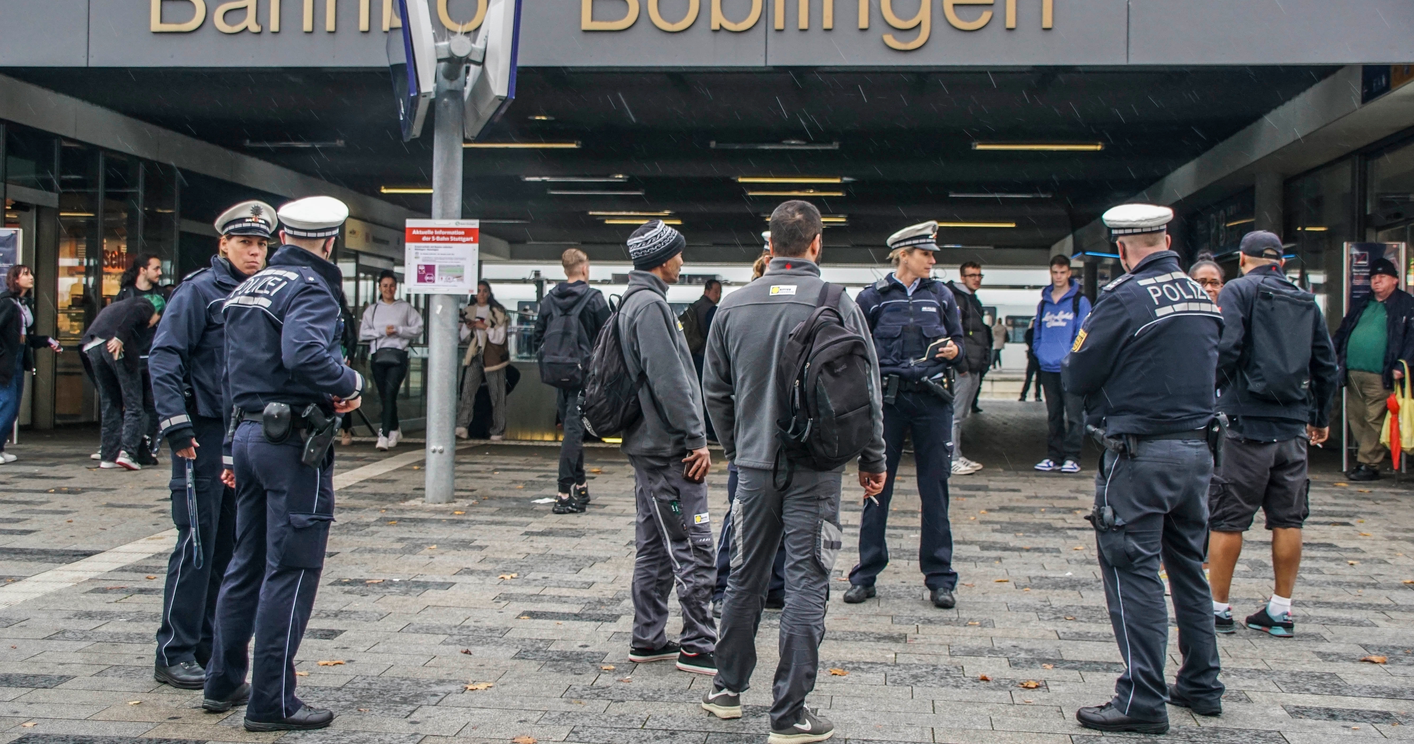 Die Polizei kontrolliert und informiert vor dem Bahnhof. Bild: Dettenmeyer