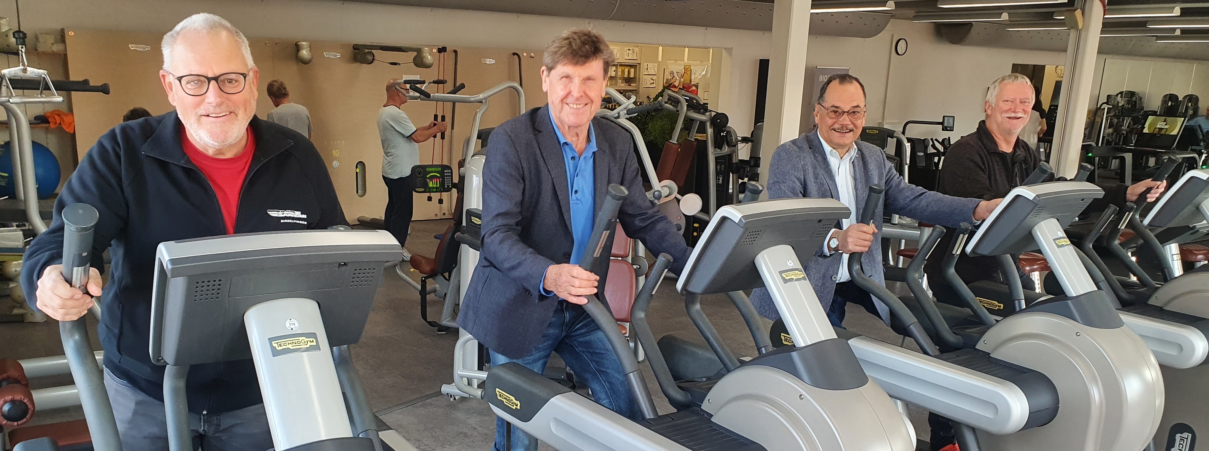 Peter Dünschede und Gerhard Jäger aus dem Vorstand des Schwarzwaldvereins Sindelfingen üben mit VfL-Präsident Dr. Heinrich Reidelbach und Vizepräsident Andreas Bonhage den sportlichen Schulterschluss (von links).      Bild: Wegner