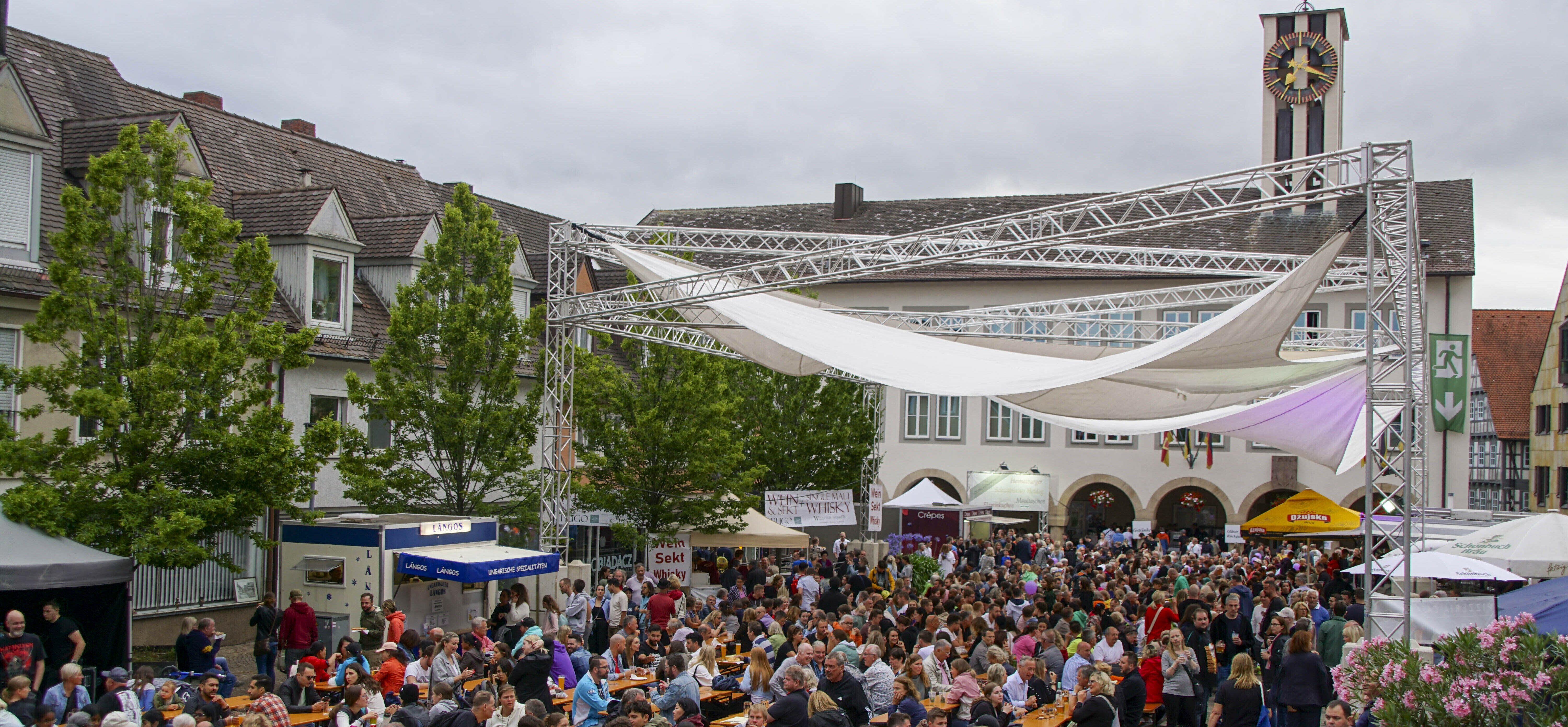 Grauer Himmel über dem Stadtfest Böblingen. Dennoch strömen rund 50 000 Besucher in die Innenstadt. Bild: Dettenmeyer