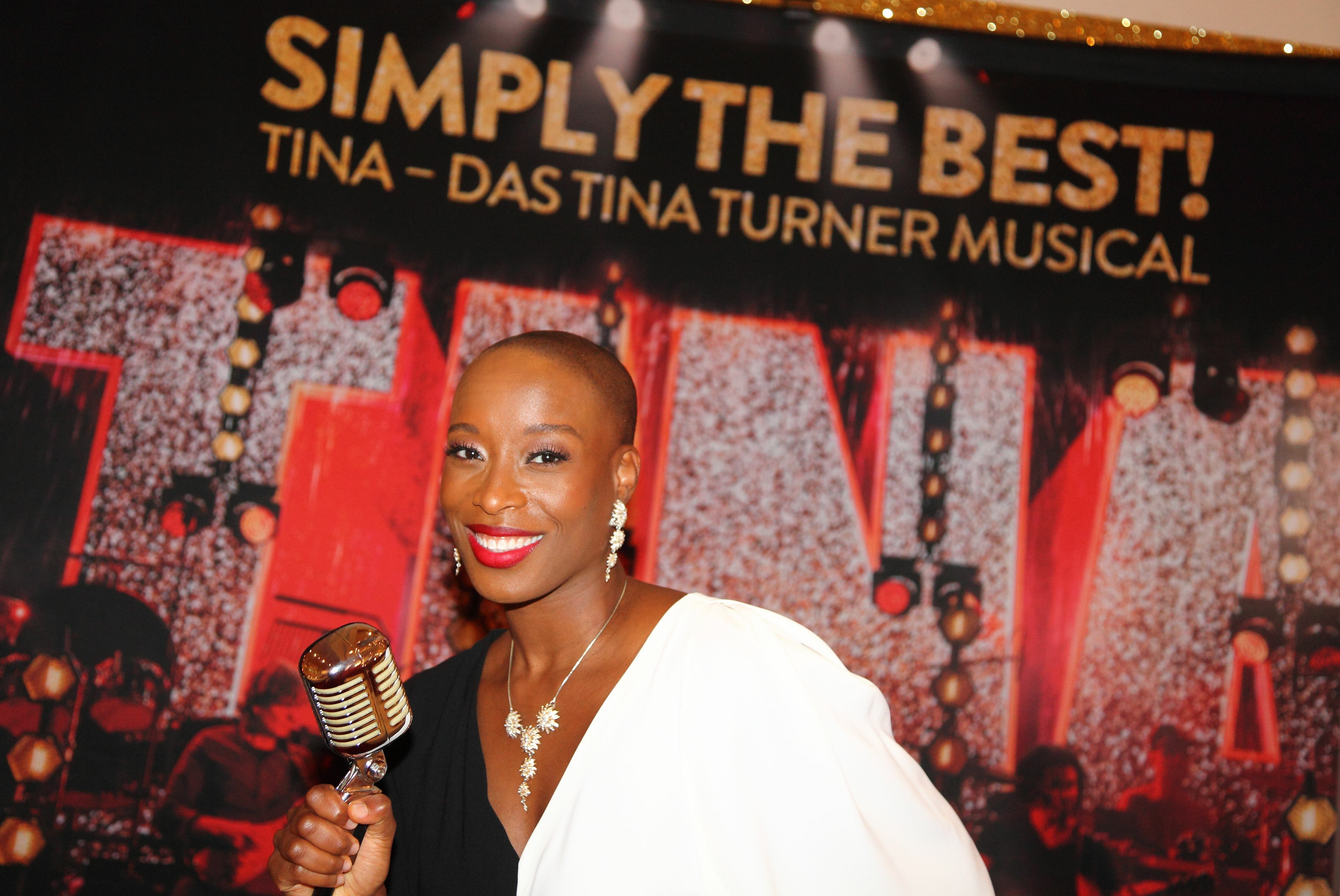 Tina-Hauptdarstellerin Aisata Blackman hat die Ausstellung über die Rock-Ikone eröffnet. Bild: Helmut Ulrich
