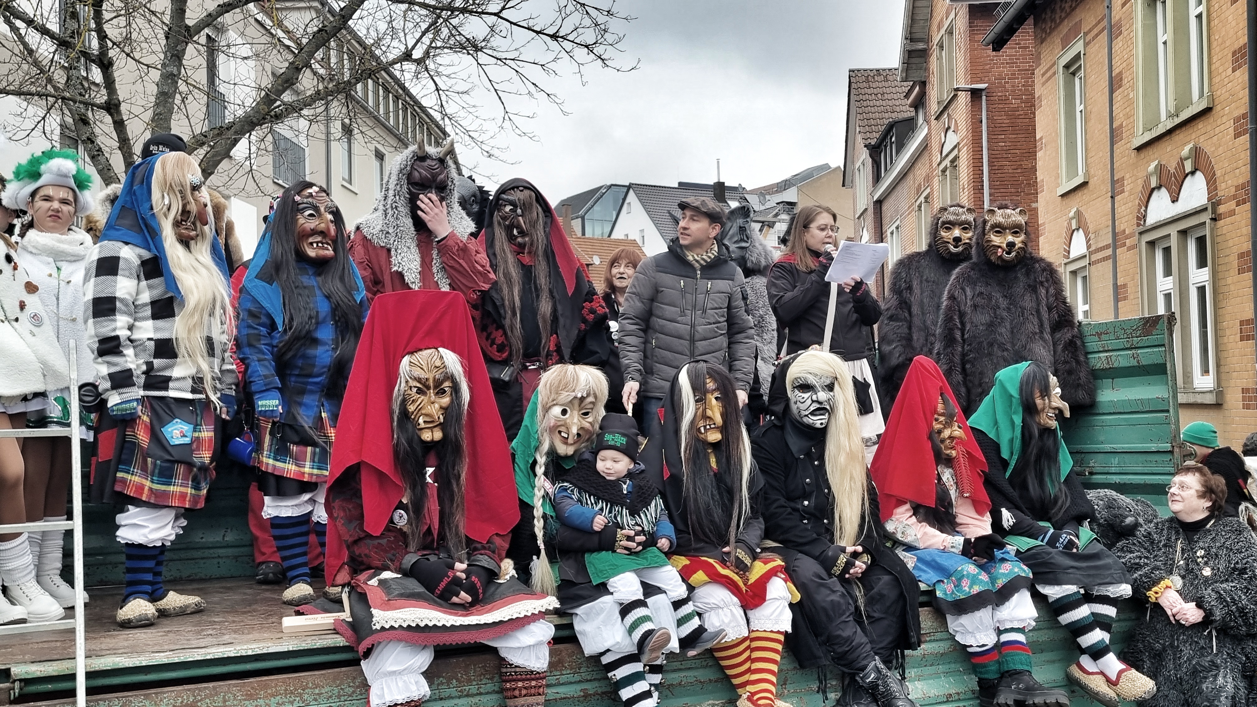 Oberbürgermeister Dr. Stefan Belz (Mitte mit Mütze)  hat die Masken abgstaubt und die Böblinger Fasnetsvereine, -Gruppen und -Zünfte mit den jeweiligen Schlachtrufen in die närrische Zeit geschickt. Beim Seegärtle haben sie am Samstagmittag dazu ihren Narrenbaum aufgestellt. Bild: Dettenmeyer