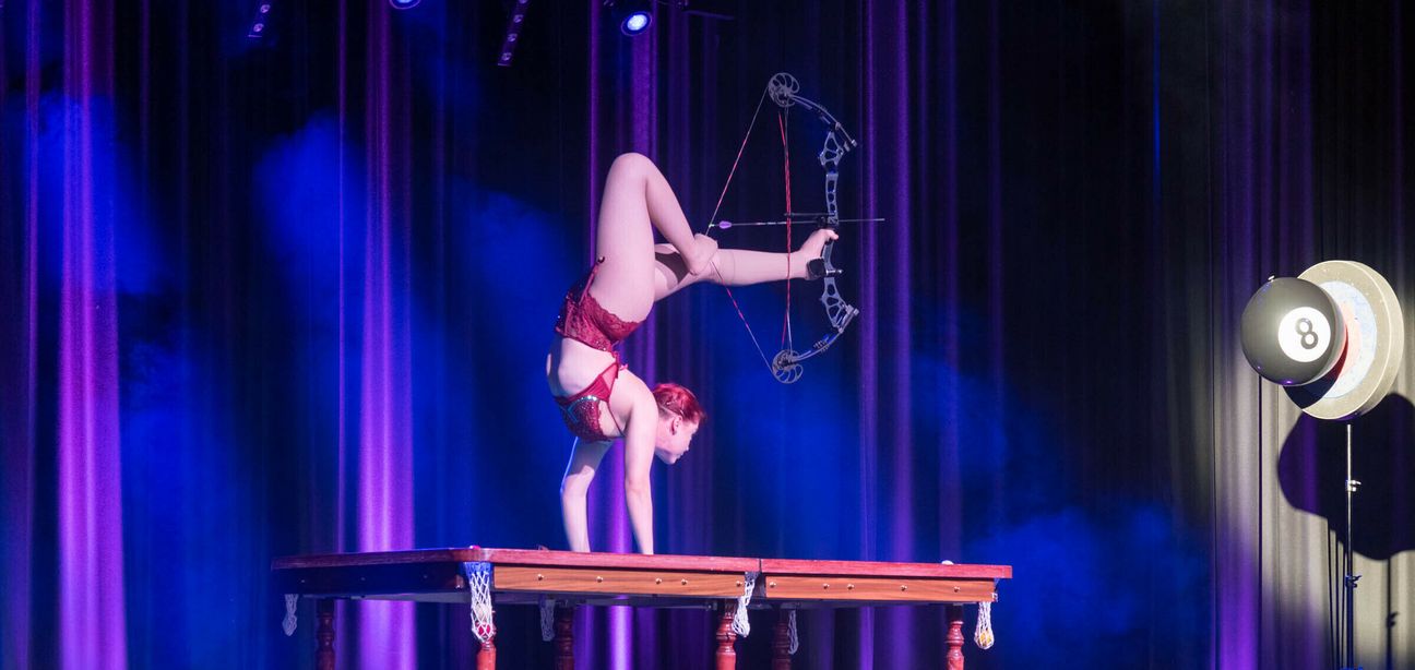 Mit den Füßen den Bogen spannen, ist das eine, dabei aber auch noch einen Handstand machen das andere: Sheyen Caroli trifft zielsicher. Bild: Nüßle