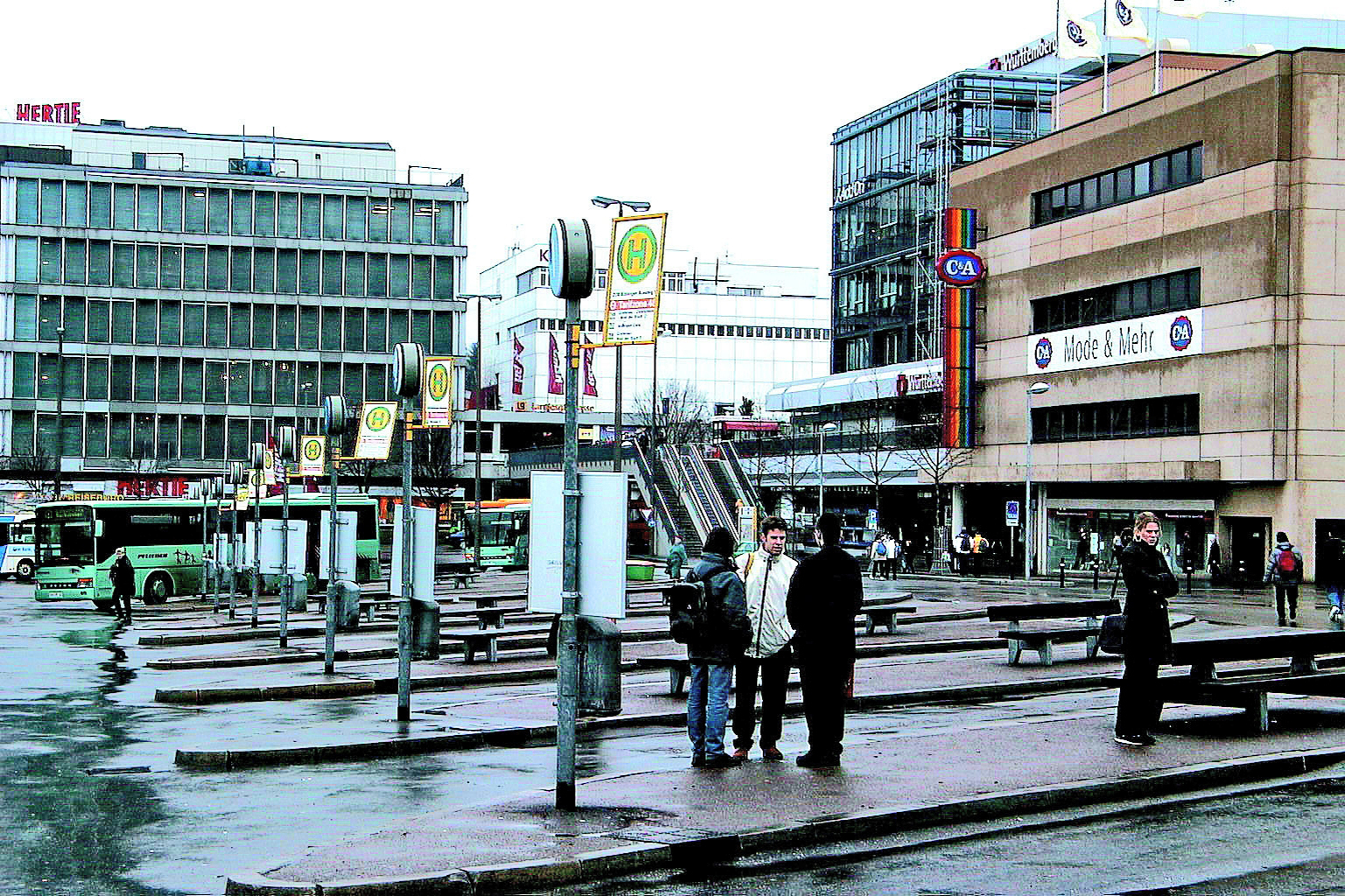 Der alte Busbahnhof in den 90er-Jahren– seit 9 Jahren stehen dort die Mercaden.    Bild: z