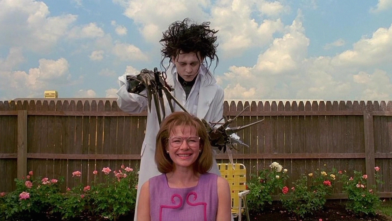 Johnny Depp und Dianne Wiest in Tim Burtons Gruselmärchen „Edward mit den Scherenhänden“.   Bild: z
