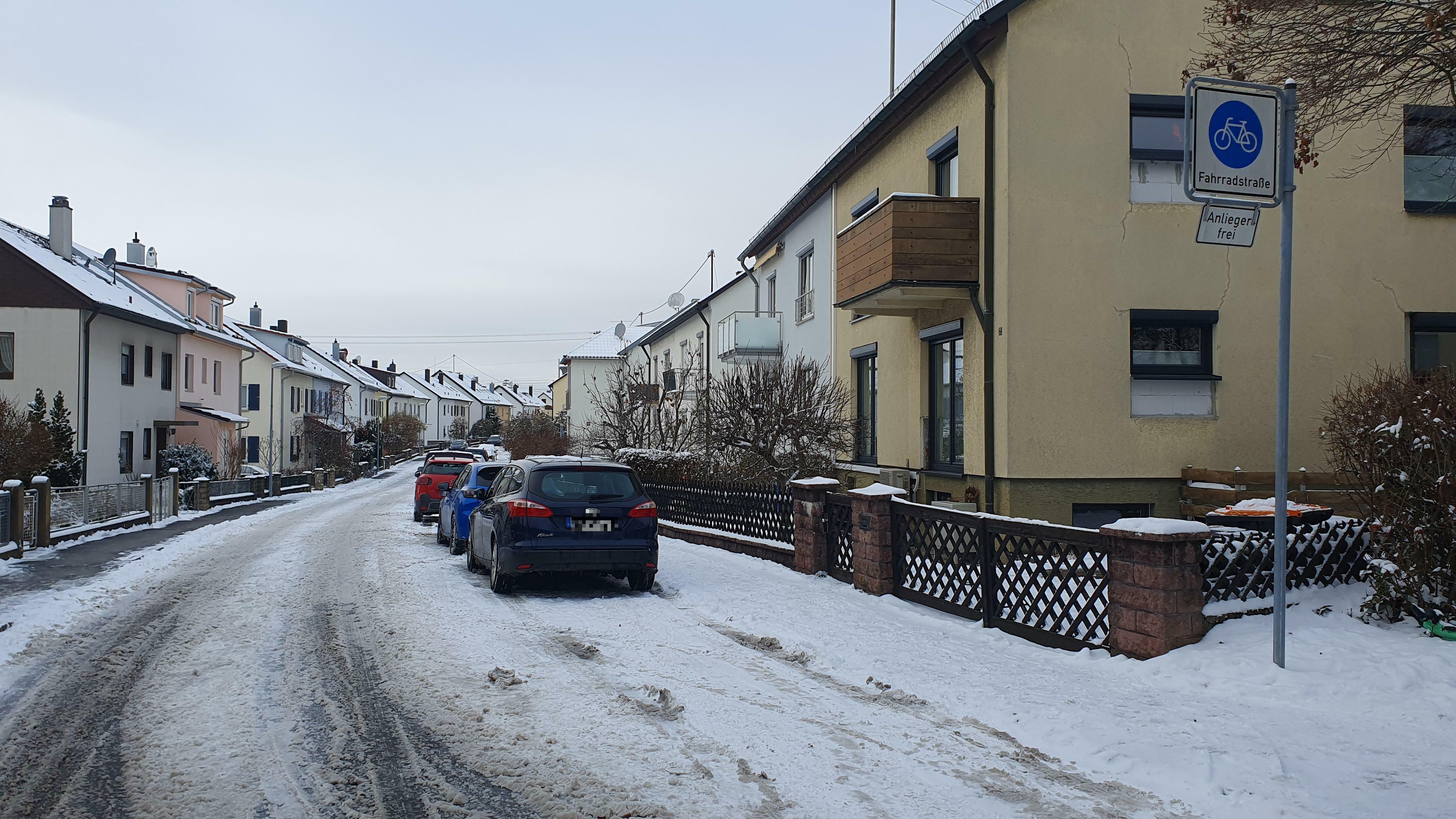 So sah die Hirschstraße in Sindelfingen am Freitag (16.12.2022) gegen 14 Uhr aus. Es liegt noch viel Schnee. Für Fahrradfahrer kann das böse enden. Bild: Wegner