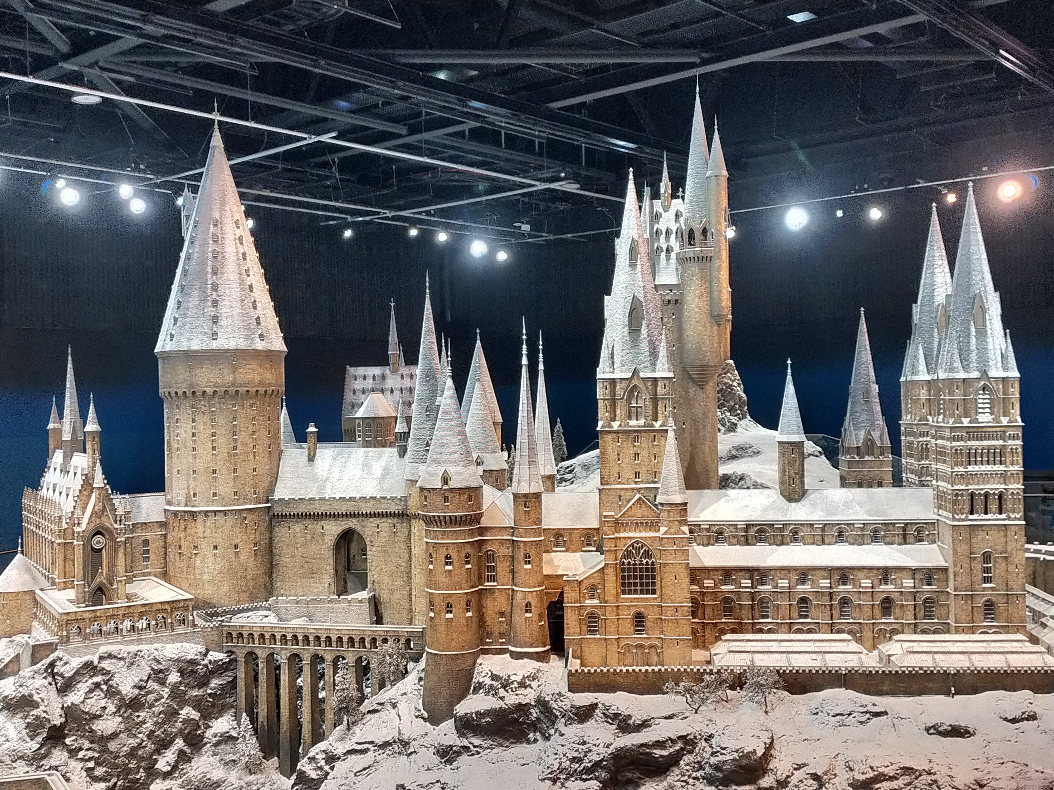 Hogwarts im Schnee. Das gilt natürlich besonders  für das große Modell der Zauberschule.