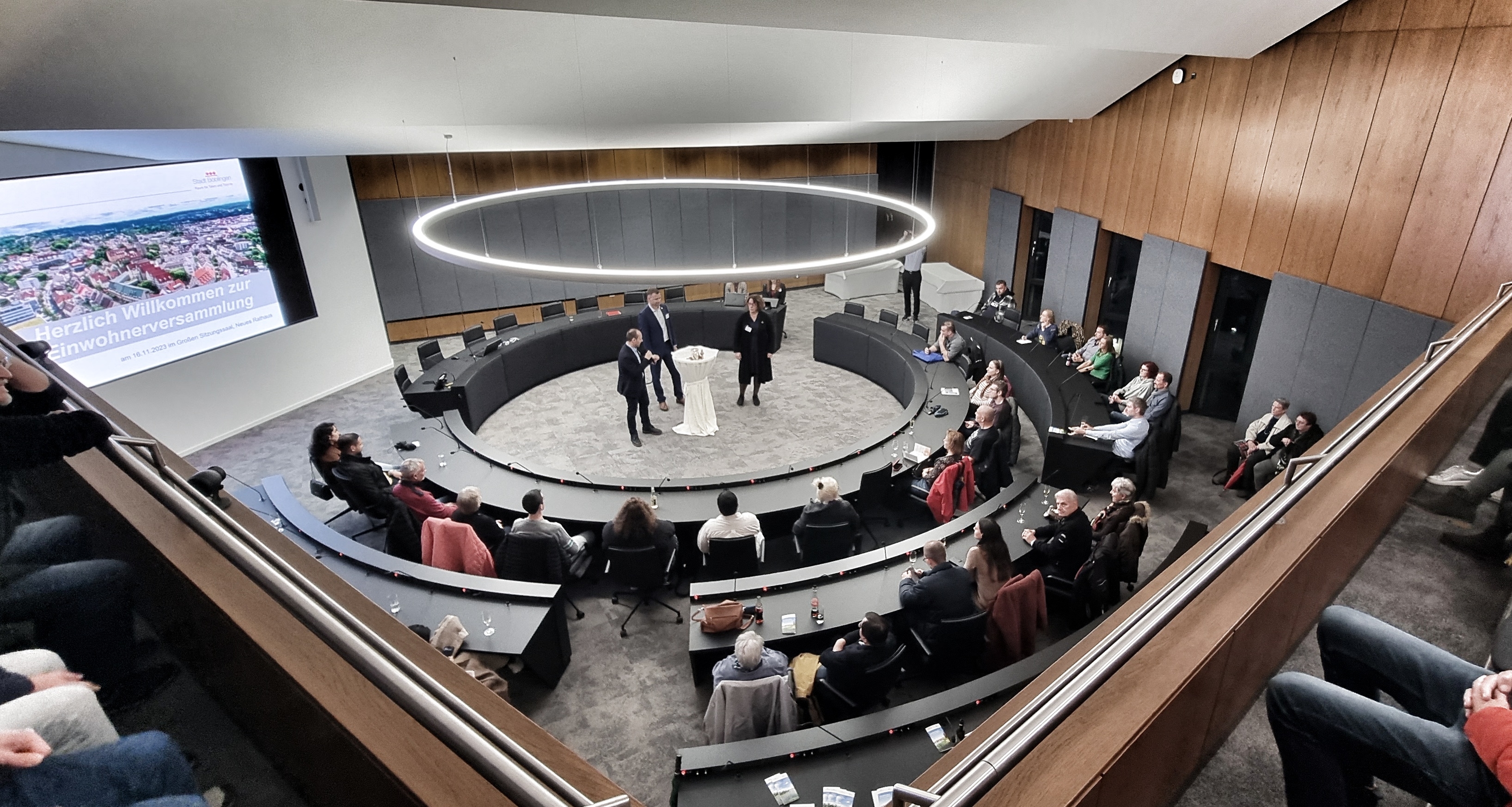 Blick von oben in den neu gestalteten Großen Sitzungssaal, wo Oberbürgermeister Dr. Stefan Belz (Mitte), Bürgermeister Tobias Heizmann und Baubürgermeisterin Christine Kraayvanger die Besucher der Einwohnerversammlung begrüßten.  Bild: Hamann