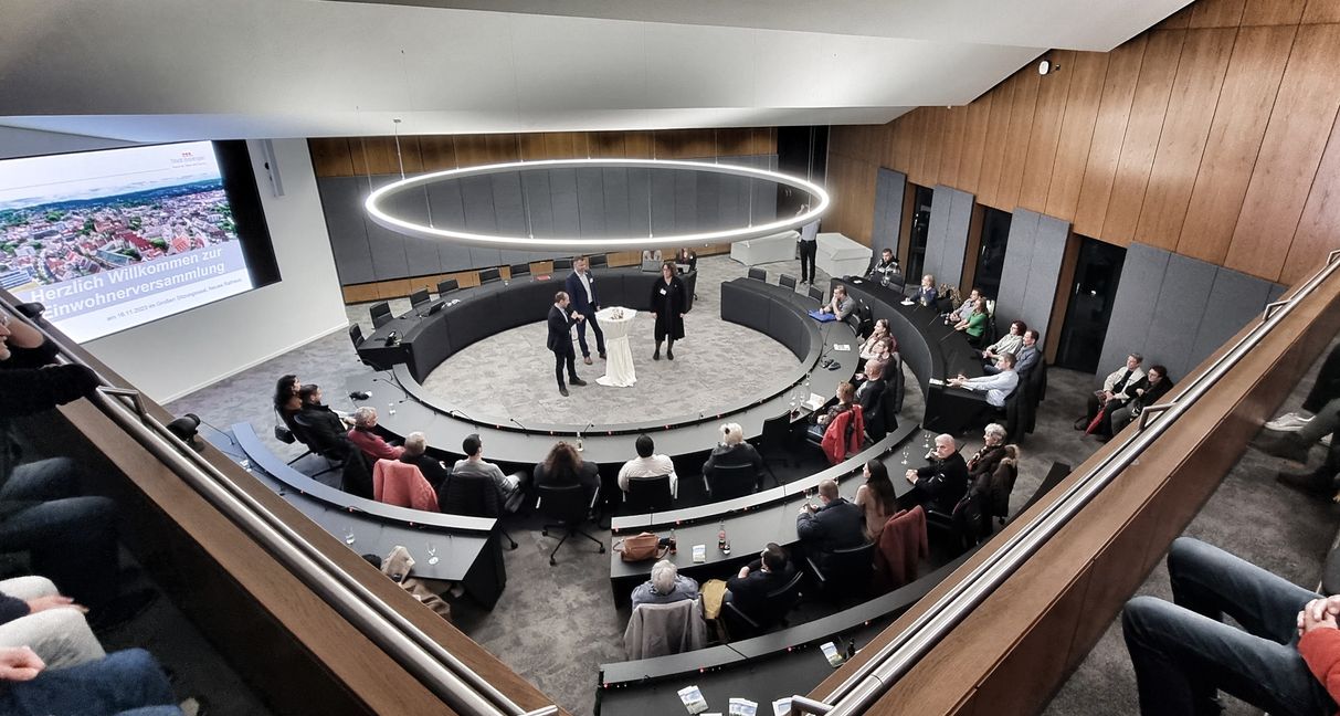 Blick von oben in den neu gestalteten Großen Sitzungssaal, wo Oberbürgermeister Dr. Stefan Belz (Mitte), Bürgermeister Tobias Heizmann und Baubürgermeisterin Christine Kraayvanger die Besucher der Einwohnerversammlung begrüßten. Bild: Hamann