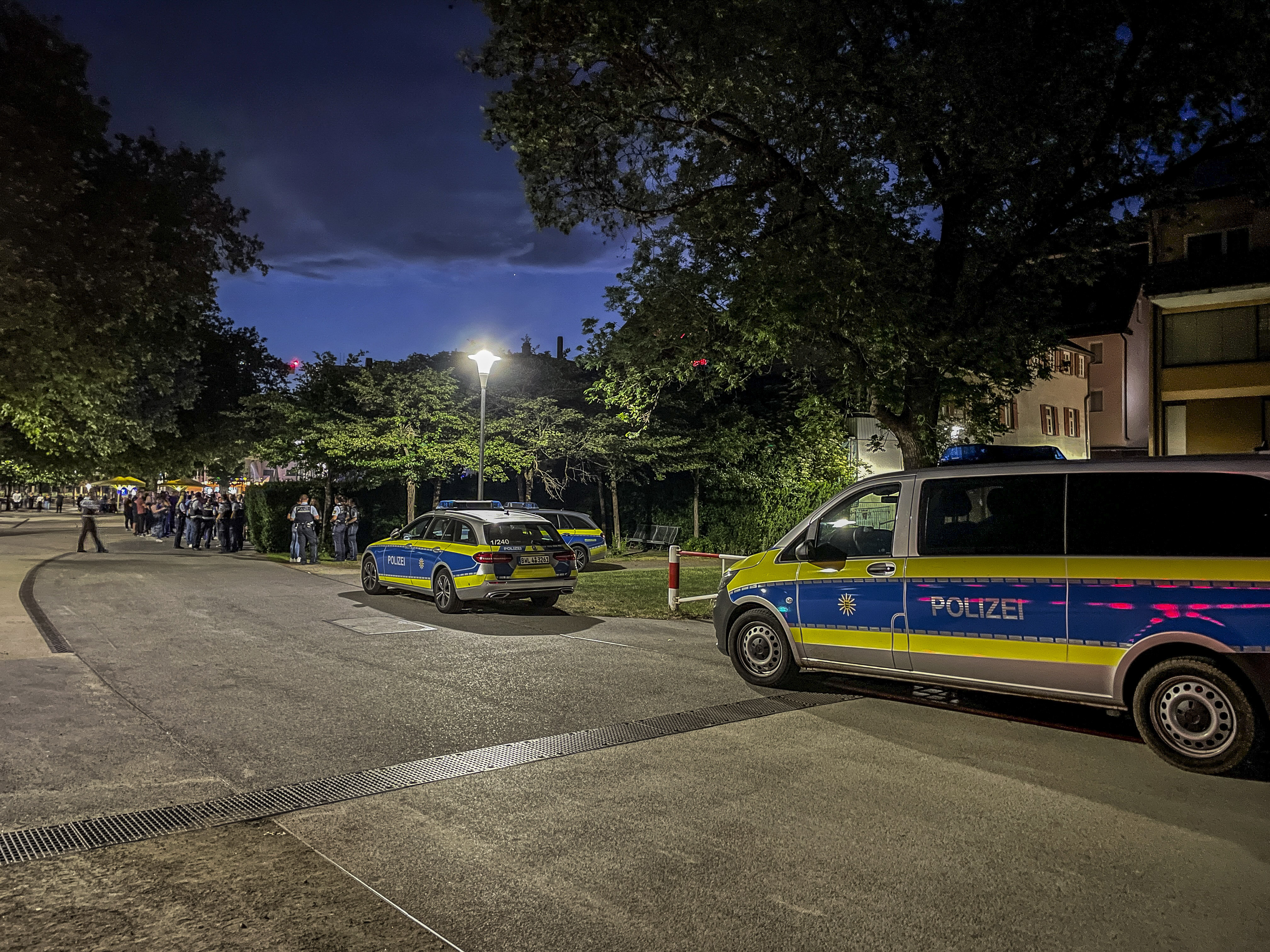 Viel Blaulicht und große Aufregung gab's vor einer Woche am Ufer des Unteren Sees in Böblingen nachdem ein 49-Jähriger mit einer abgebrochenen Flasche attackiert worden war. Anders als oftmals fälschlicherweise vermutet, hatte dieser Fall nichts mit der Diskothek "Seaside" zu tun. Bild: Dettenmeyer/A