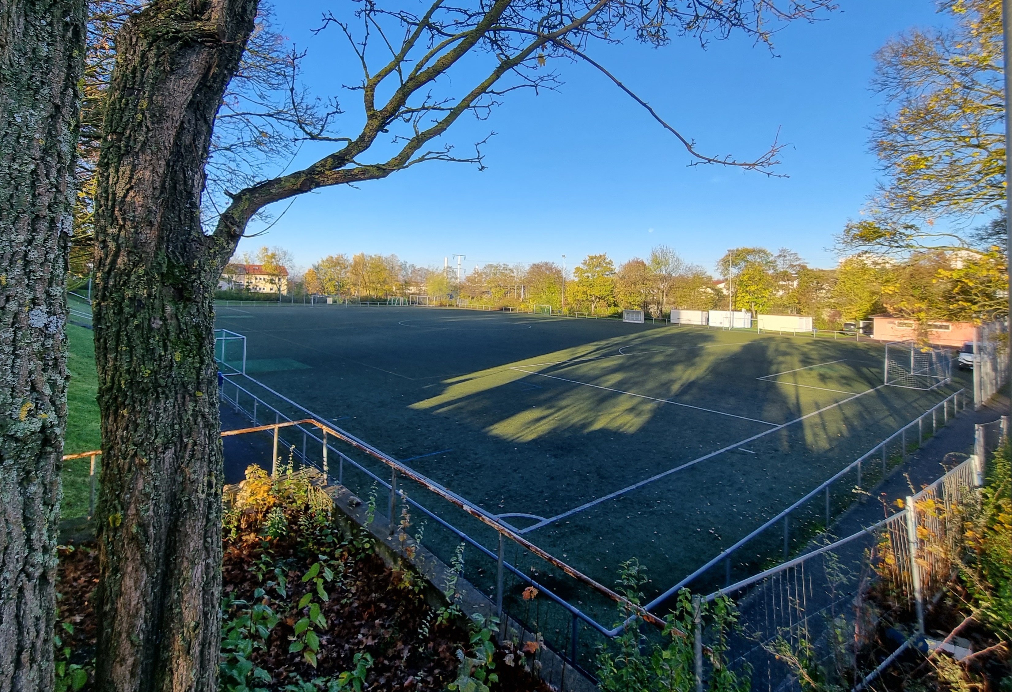Der Kunstrasenplatz am Böblinger Sportgelände Silberweg soll im kommenden Jahr saniert werden. Bild: Hamann
