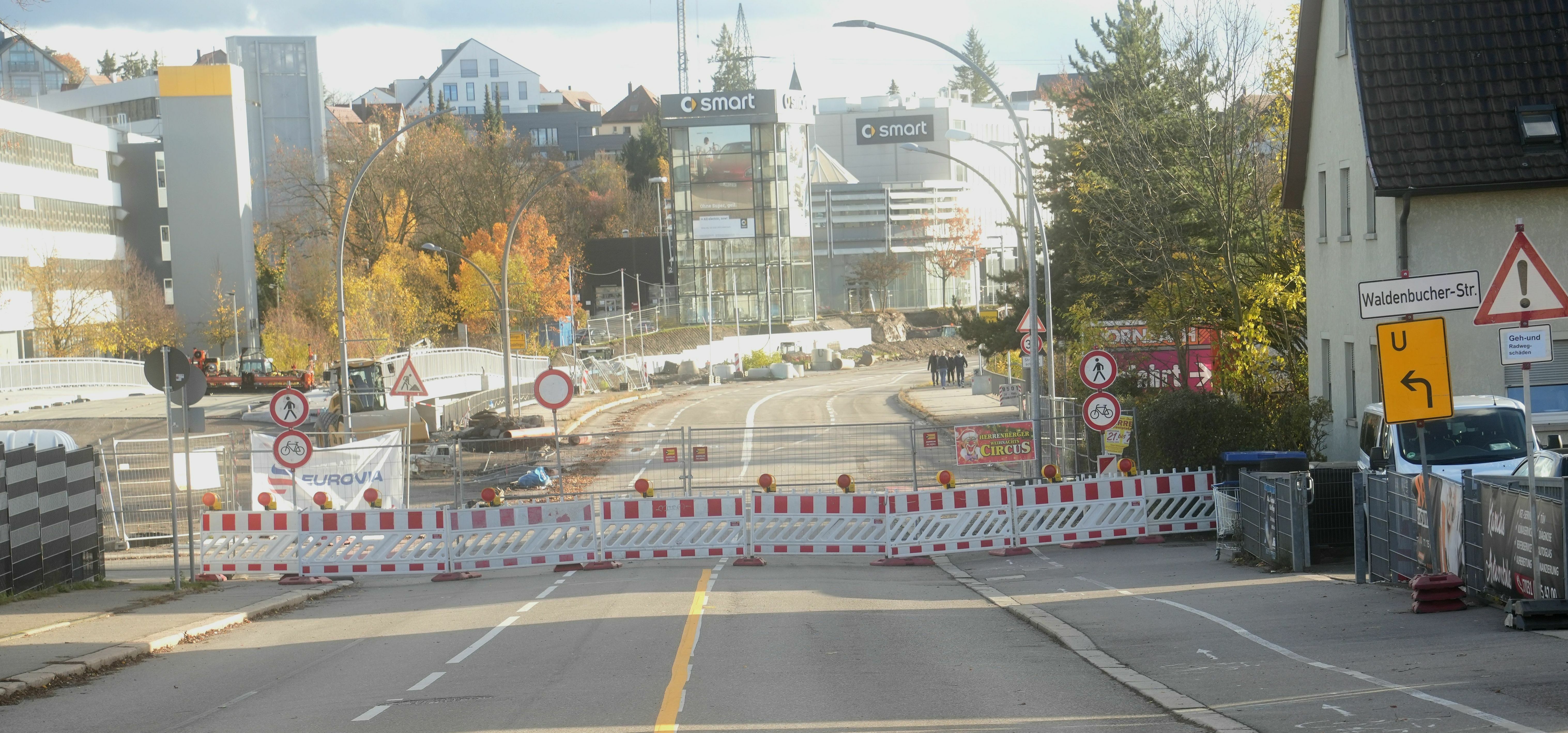 Die Brücke zwischen Sindelfingen und Böblingen ist jetzt dicht. Die Sperrung gilt für jeden Verkehrsteilnehmer. Bild: Dettenmeyer