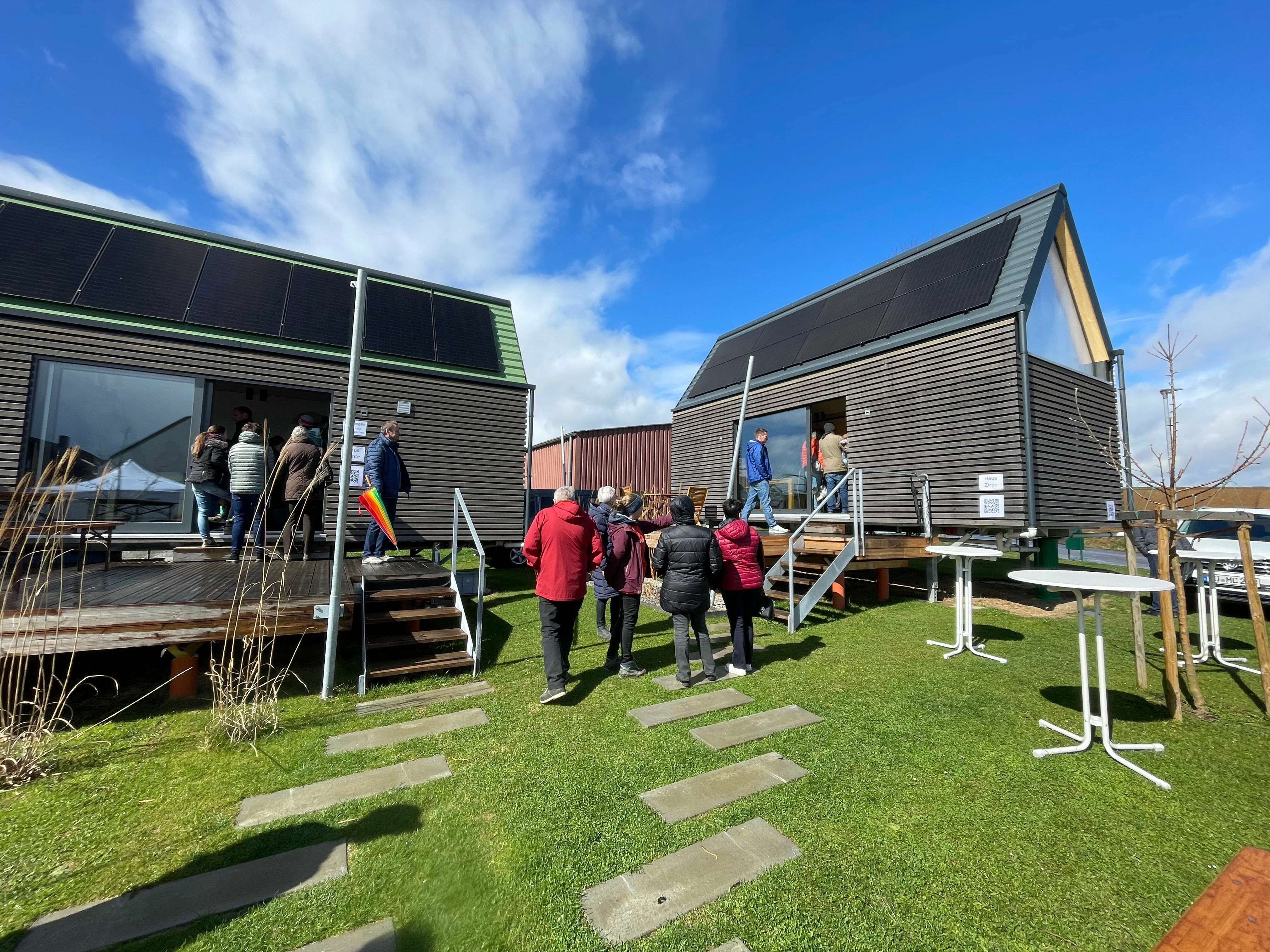 Gar nicht so winzig: Viele Menschen drängten sich ins Tiny House beim Tag der offenen Tür.