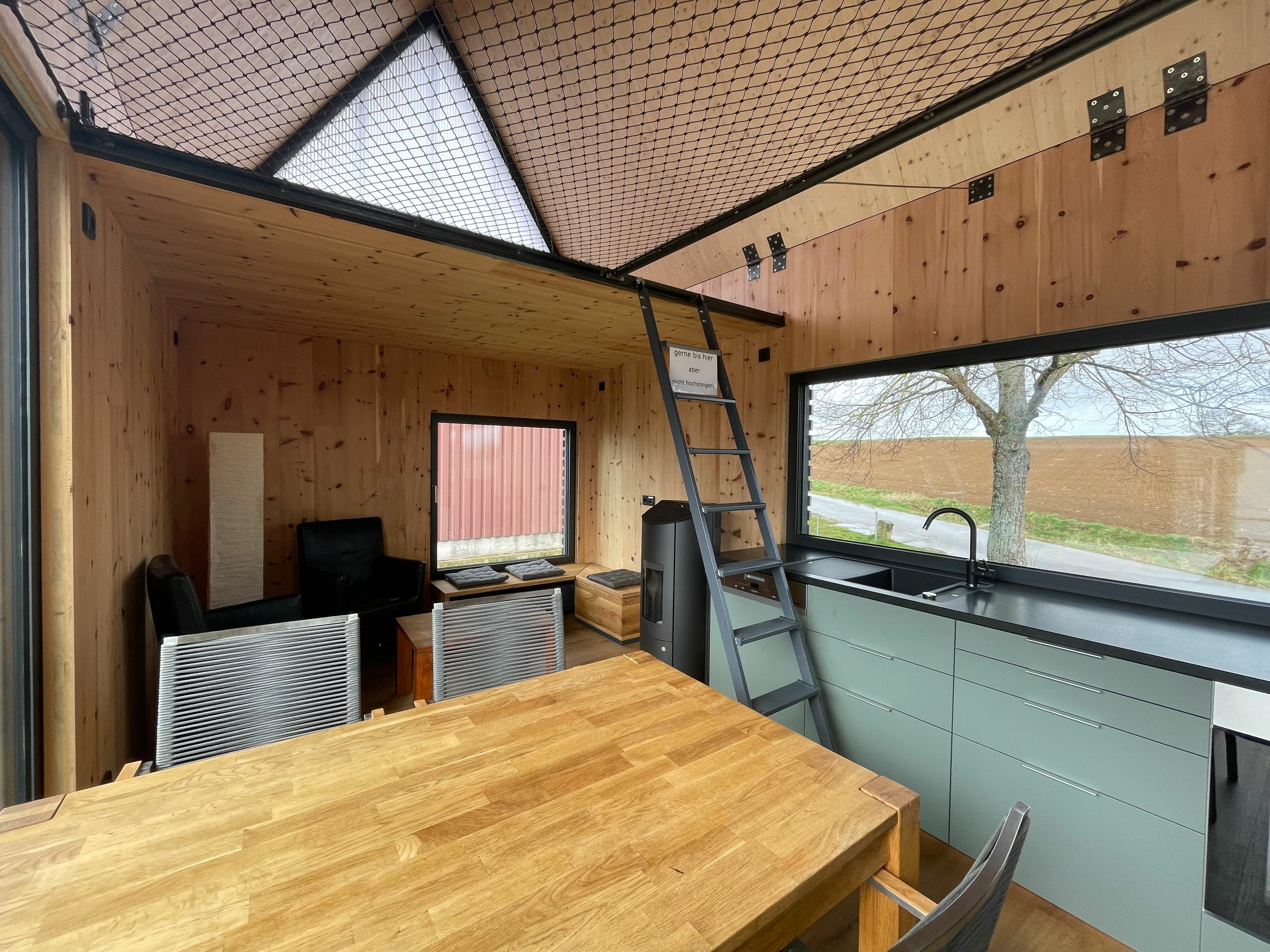 Küche, Bad, Sitzgelegenheiten, und ein Ofen: Im Tiny House in Weil im Schönbuch fehlt es an nichts. Bild: Gospodarczyk