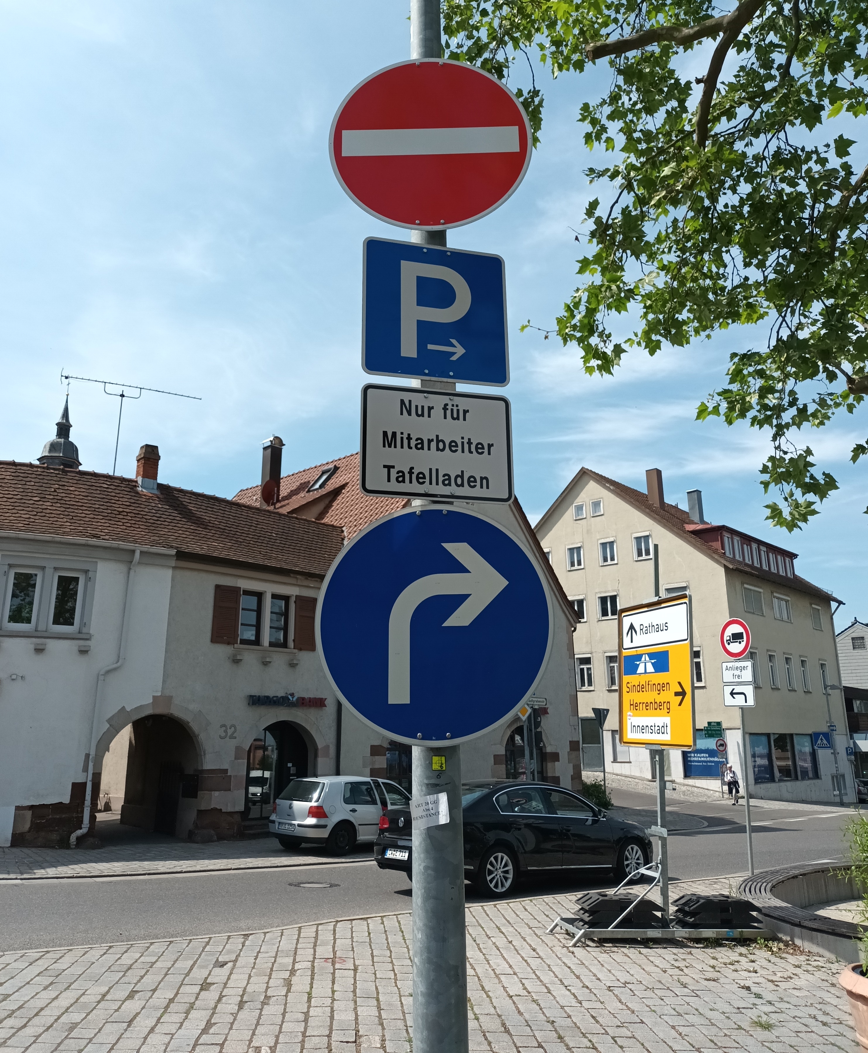 Wie jetzt? Schilder-Wirrwarr auf dem Caritas-Platz. Bild: Hamann