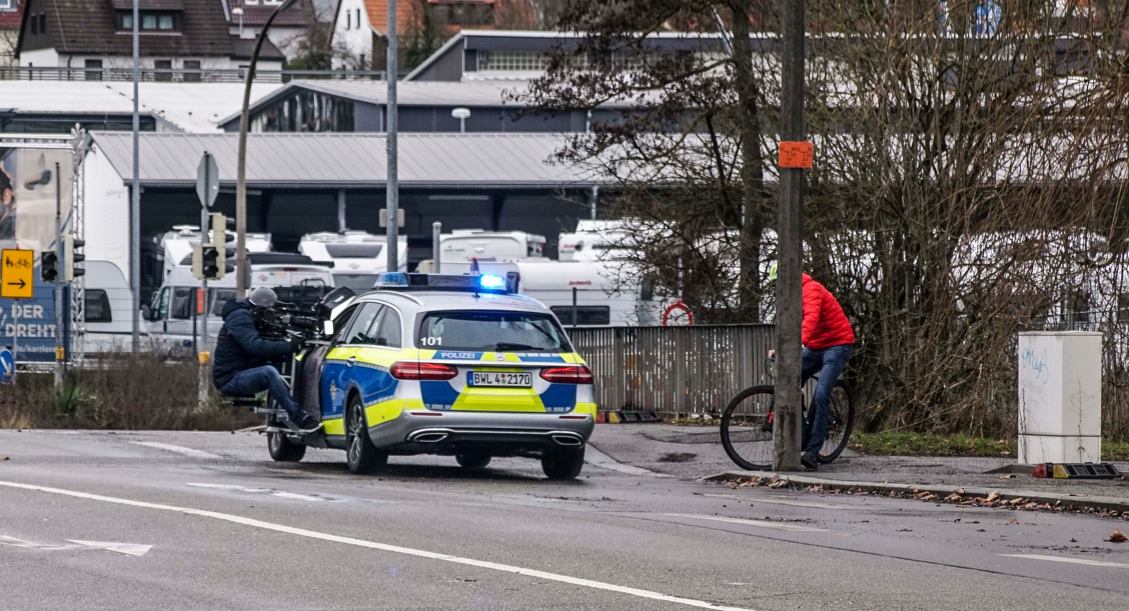 Plötzlich taucht auf der rechten Seite ein Fahrradfahrer auf: Für Polizisten, die mit Blaulicht und Martinshorn zu einem Einsatz unterwegs sind, bedeutet so eine gefährliche Situation zusätzlichen Stress. Damit sie lernen, mit diesem umzugehen, werden sie auch mithilfe von Lehrvideos geschult. Gedreht wurden diese am Sonntag in der Eschenbrünnlestraße. Bild: Dettenmeyer