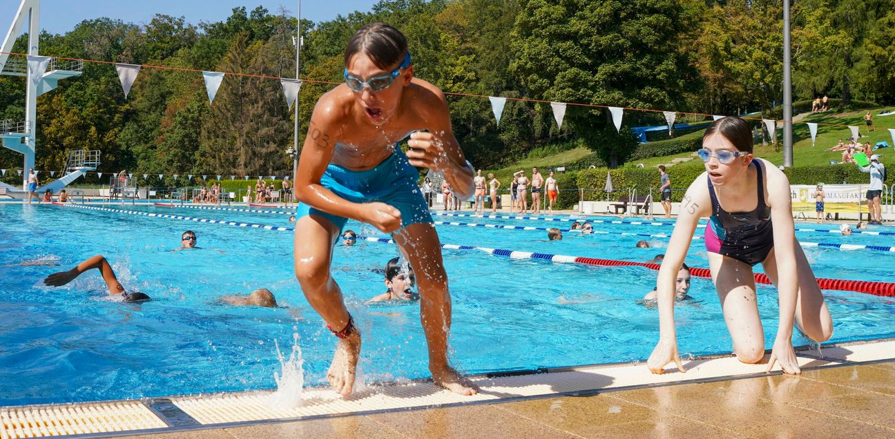 Kurz nach 12 Uhr geht es beim Kids-Triathlon zur Sache. Bild: Dettenmeyer