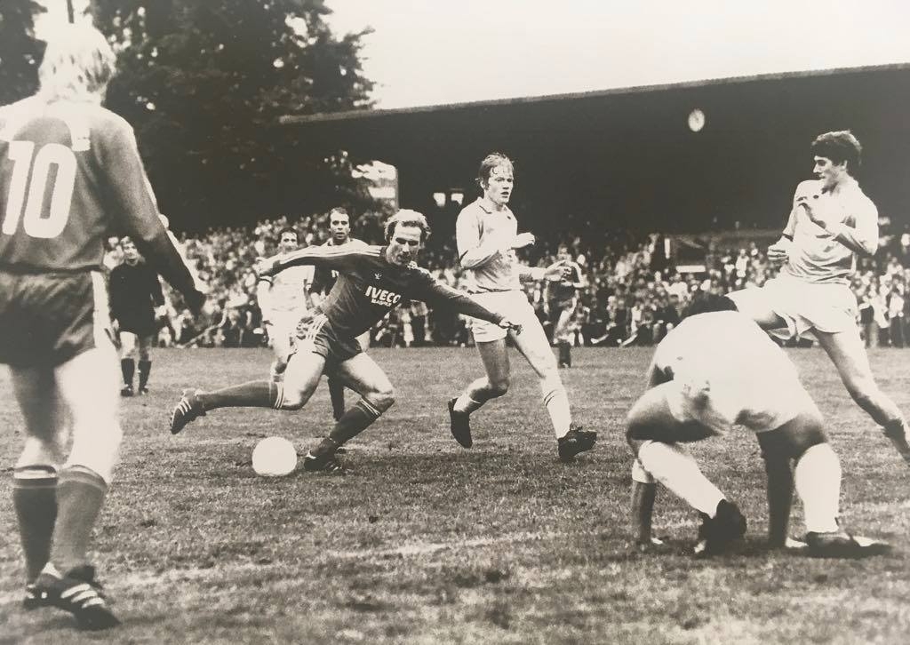 Karl-Heinz Rummenigge beim Benefizspiel des FC Bayern in Schönaich. Die Bayern hatten sich spontan zu einem Benefizspiel am  5. Oktober 1982 in Schönaich entschlossen. Bild: z