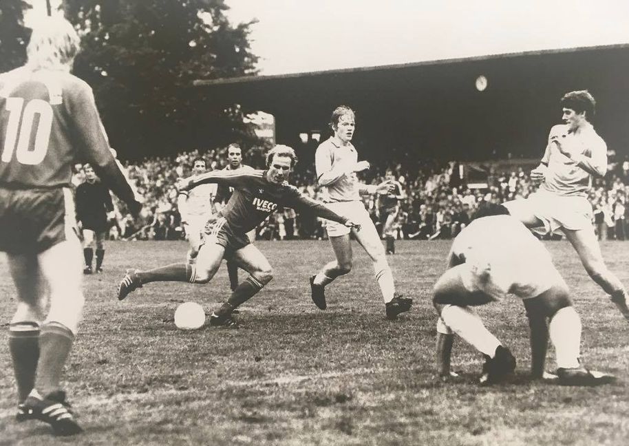 Karl-Heinz Rummenigge beim Benefizspiel des FC Bayern in Schönaich. Die Bayern hatten sich spontan zu einem Benefizspiel am 5. Oktober 1982 in Schönaich entschlossen. Bild: z