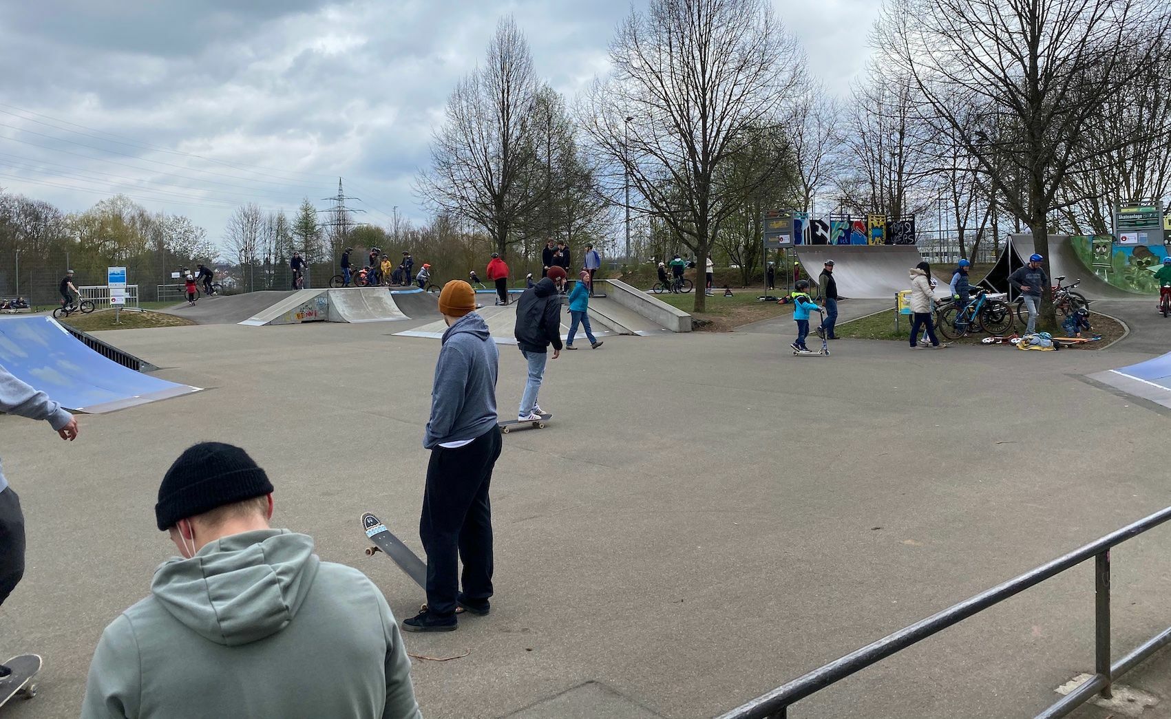 Gut besucht: Der Skatepark am Glaspalast. Bild: z