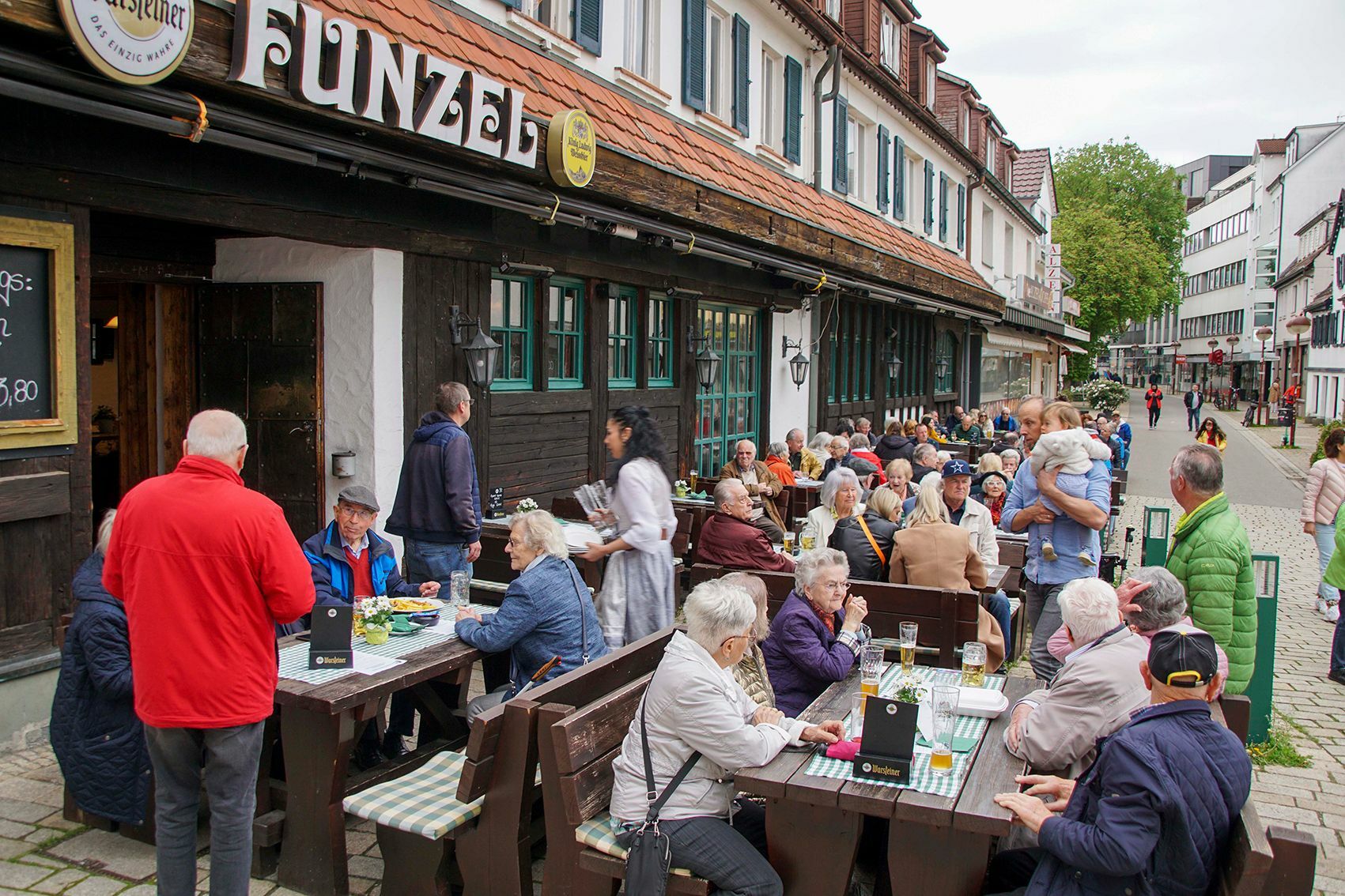 Auch in den Nebenstraßen beim Wettbachplatz haben sich die Sindelfinger Jahrgänge getroffen.     Bild: Dettenmeyer