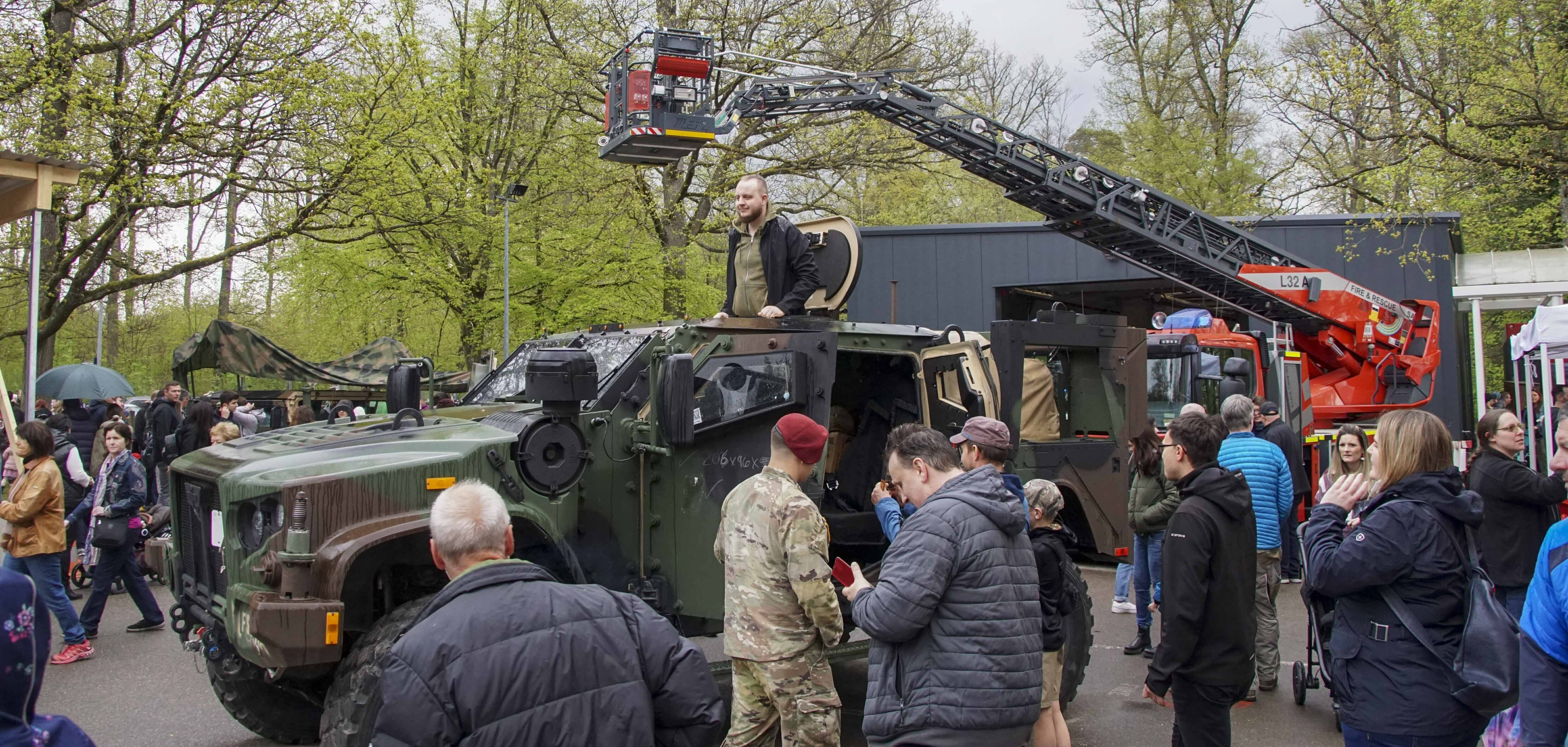 Großer Andrang beim Tag der Offenen Tür im Feuerwehrhaus der Panzerkaserne in Böblingen. Viele Besucher nutzten die Gelegenheit, um sich mal in ein Militärfahrzeug zu schwingen. Bild: Dettenmeyer