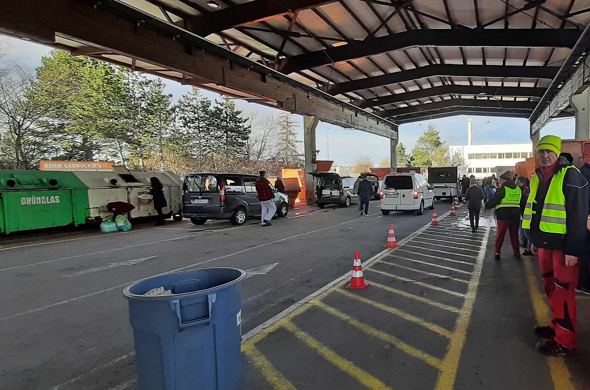 Yusuf Gündüz (rechts), Leiter der Wertstoffhofs auf der Böblinger Hulb, kennt den großen Andrang nach Weihnachten bereits aus den vergangenen Jahren. Bild: Elbers