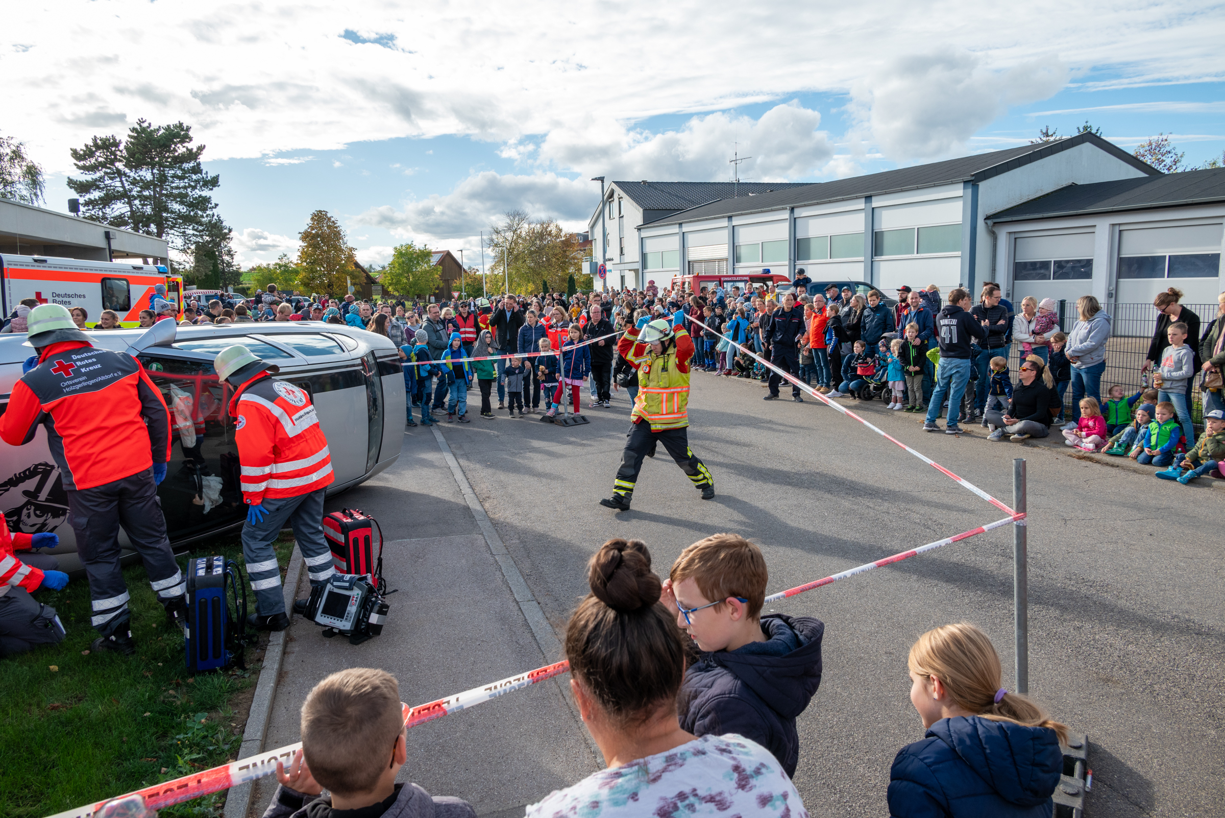 Großes Interesse an der Hauptübung von Feuerwehr und DRK in Holzgerlingen. Bild: Nüßle
