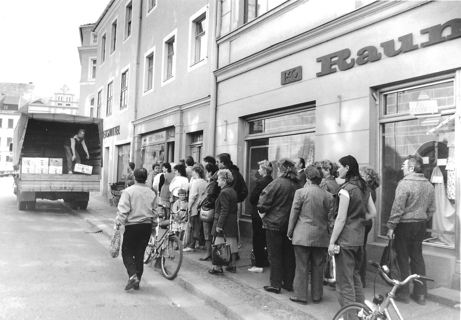 Die Schlangen vor dem Geschäft in Torgau gab es wirklich, als Banaen angeliefert wurden, Das Bild stammt aus dem Jahr 1990.Bild: P.Bausch