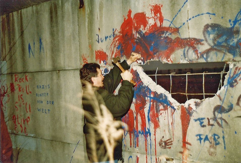 Dieter Webert sicherte sich ein Stück der Mauer Bild: z