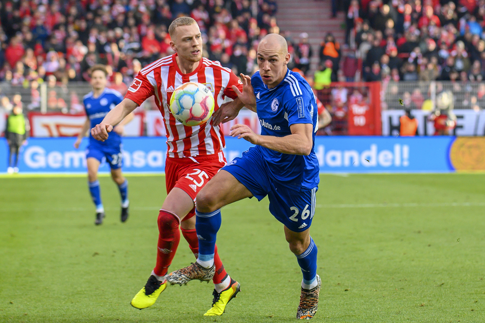 In der vergangenen Saison trug Timo Baumgartl (links) noch das rote Trikot von Union Berlin. Am Samstag zieht er nun das königsblaue Dress von Schalke 04 wie Michael Frey an. Bild: Eibner-Pressefoto/Uwe Koch