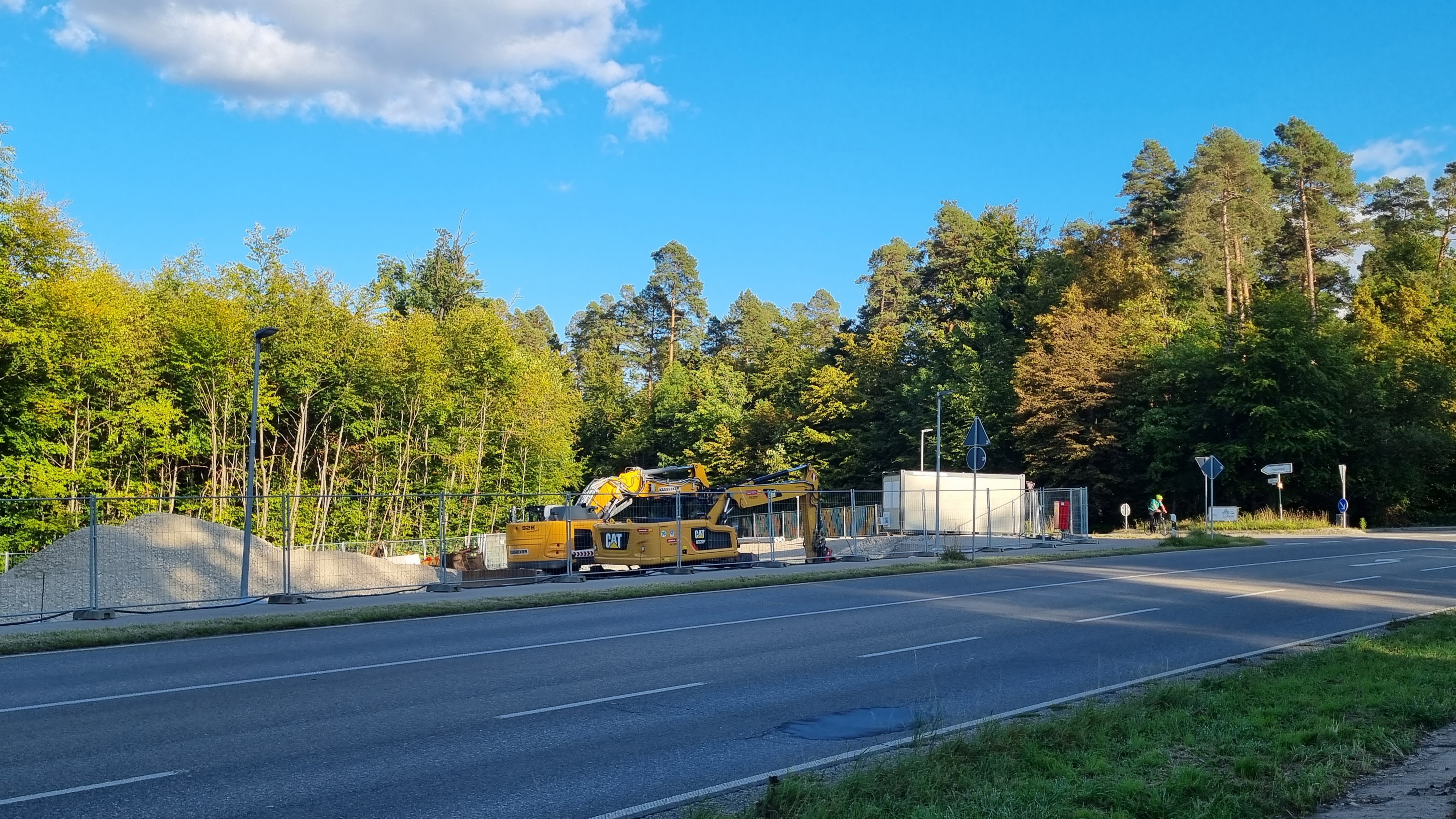 Die Bauarbeiten für die Rad- und Fußgängerbrücke über die Panzerstraße zwischen Radschnellweg und Waldburgstraße haben begonnen. Kosten für dieses Projekts: rund 5,8 Millionen Euro. Bild: Hamann