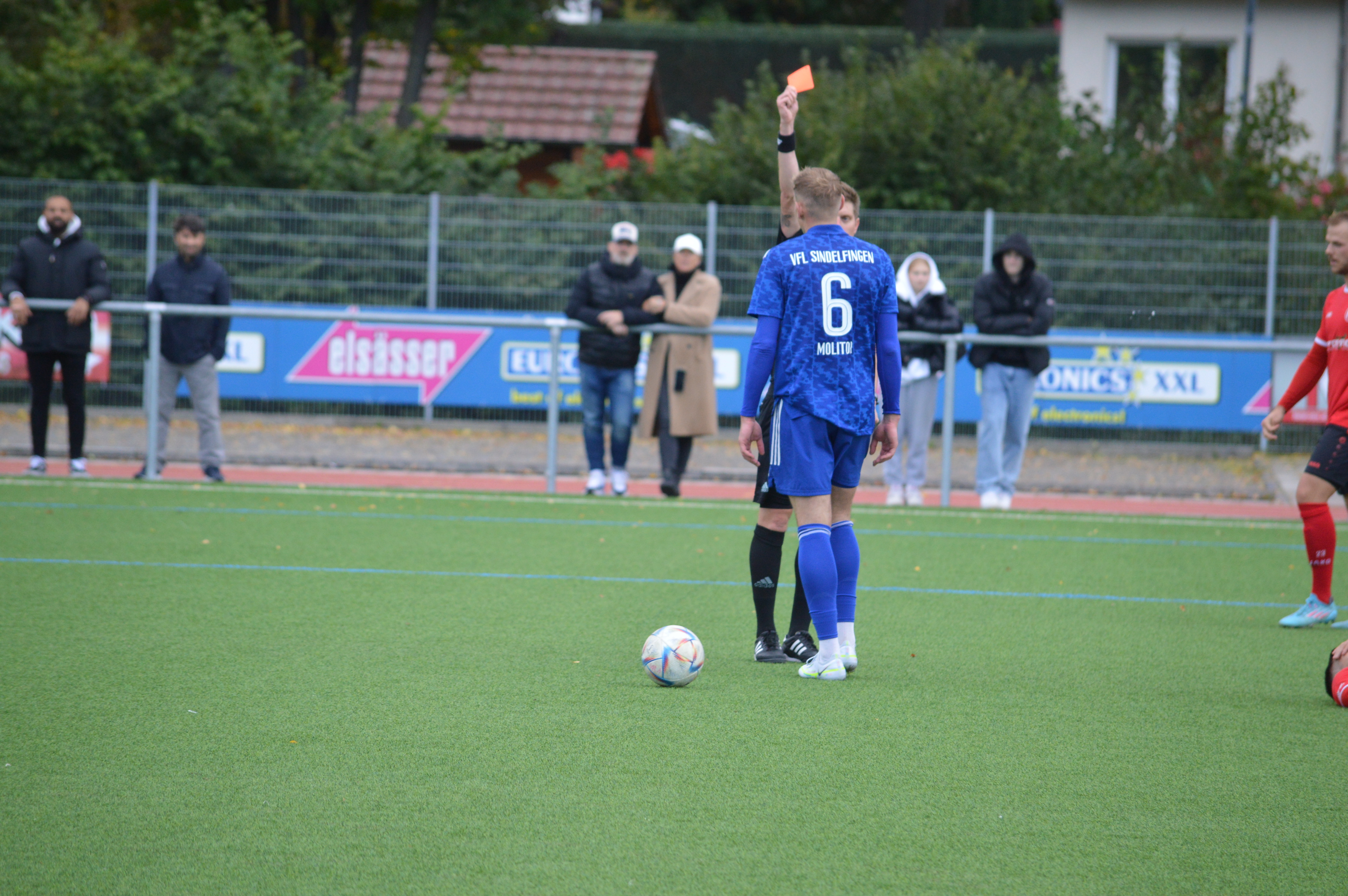 Neun Minuten nach der gelben Karte sieht Raphael Molitor die rote Karte. Bild: Zvizdic