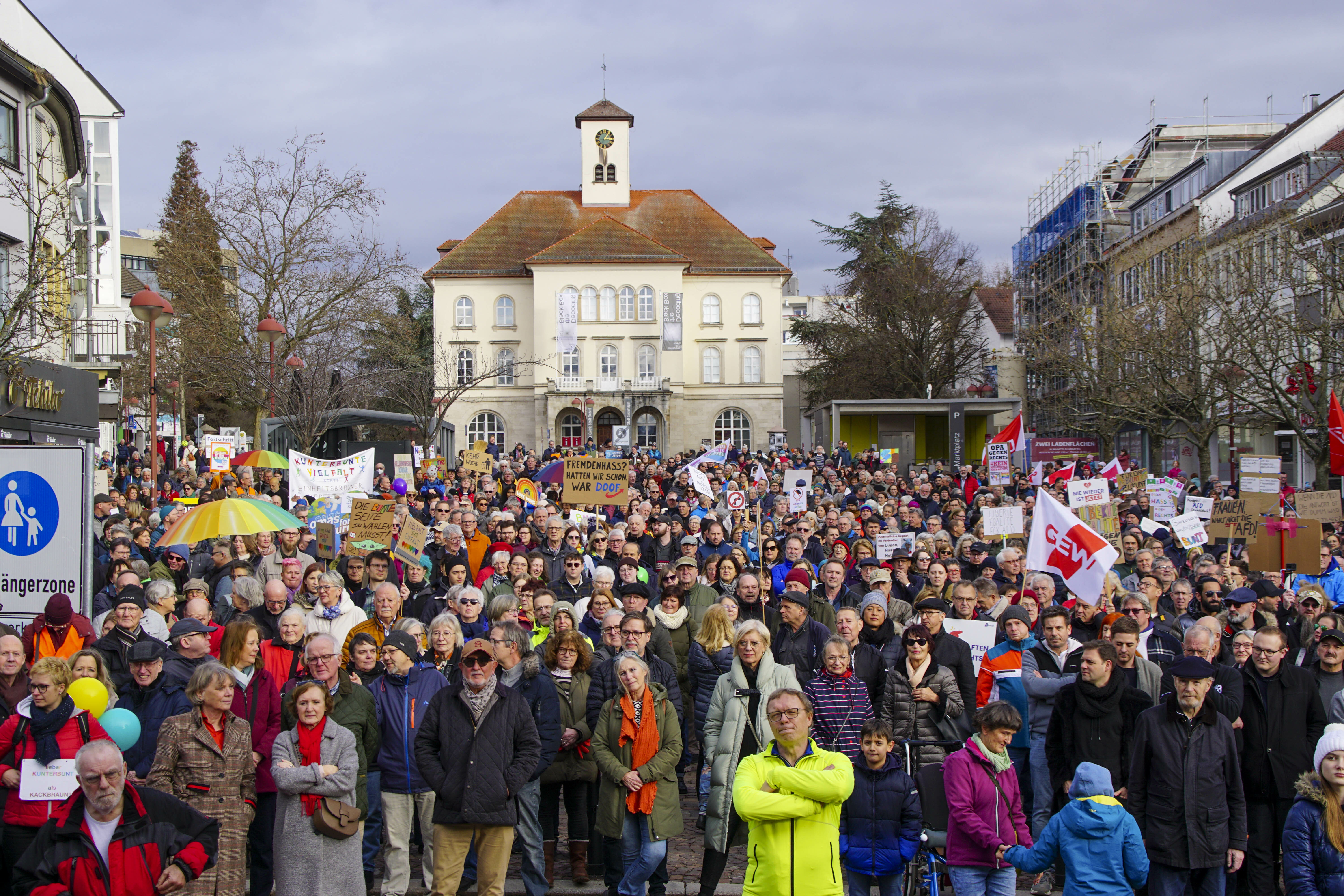 Auf dem Marktplatz in Sindelfingen zeigten die Menschen klare Kante gegen Rechtsextremismus.  Bild: Dettenmeyer